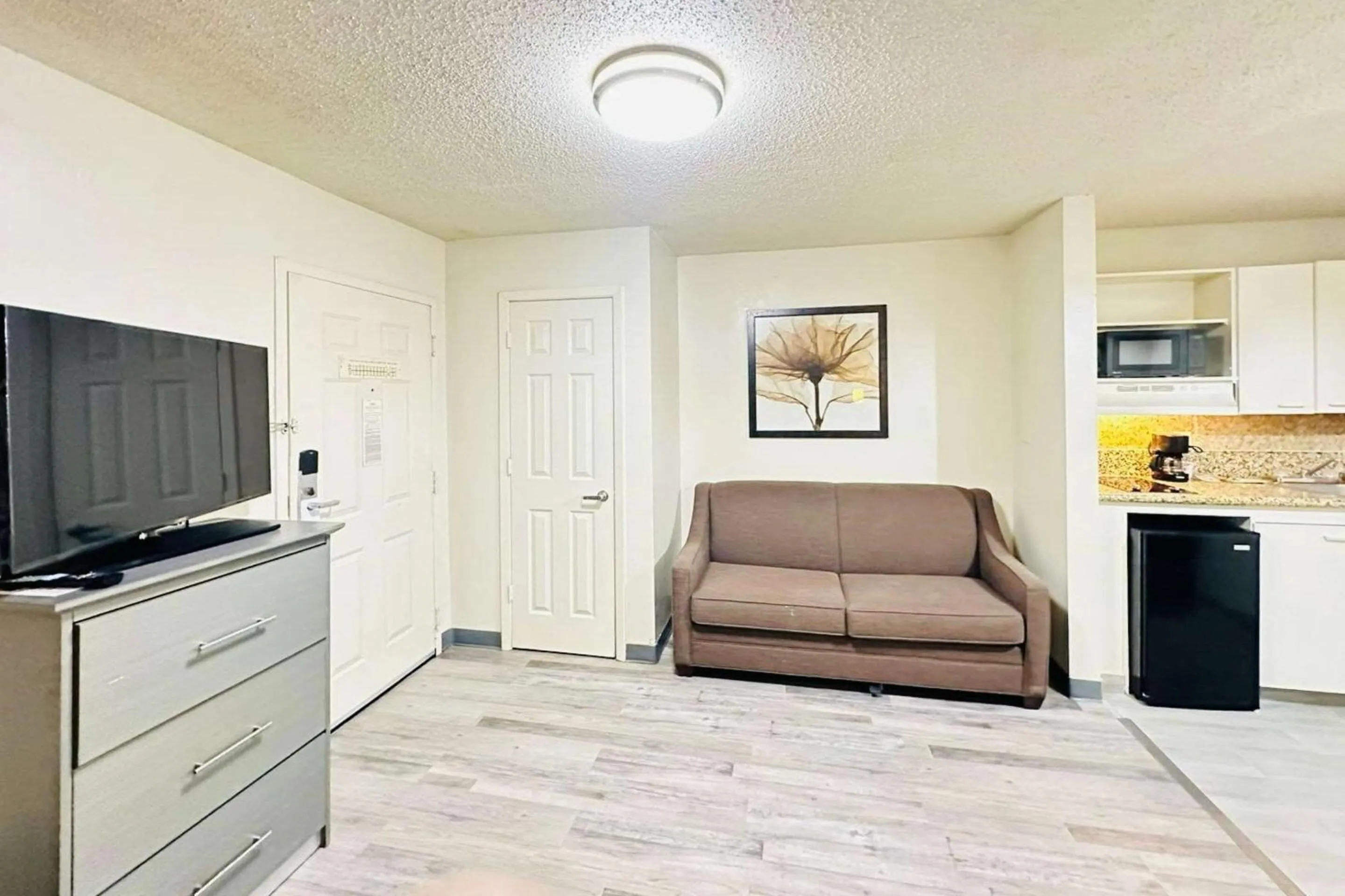 Bedroom, Seating Area in Suburban Studios Abercorn