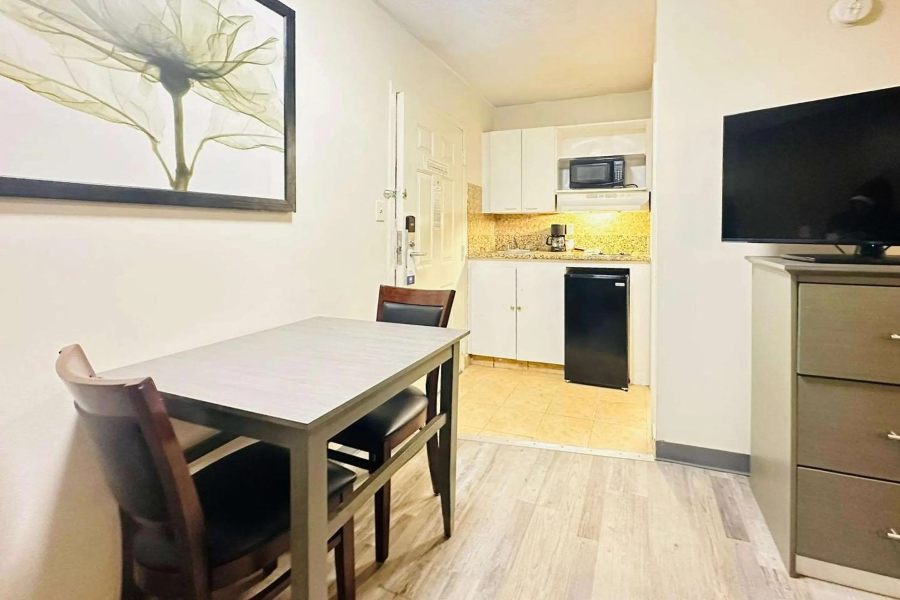 Bedroom, Dining Area in Suburban Studios Abercorn