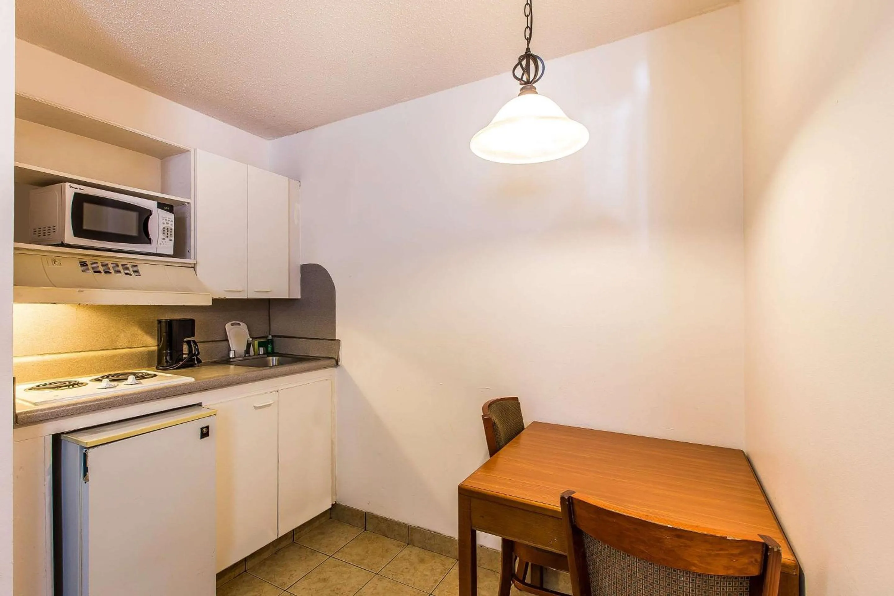 Photo of the whole room, Kitchen/Kitchenette in Suburban Studios Abercorn