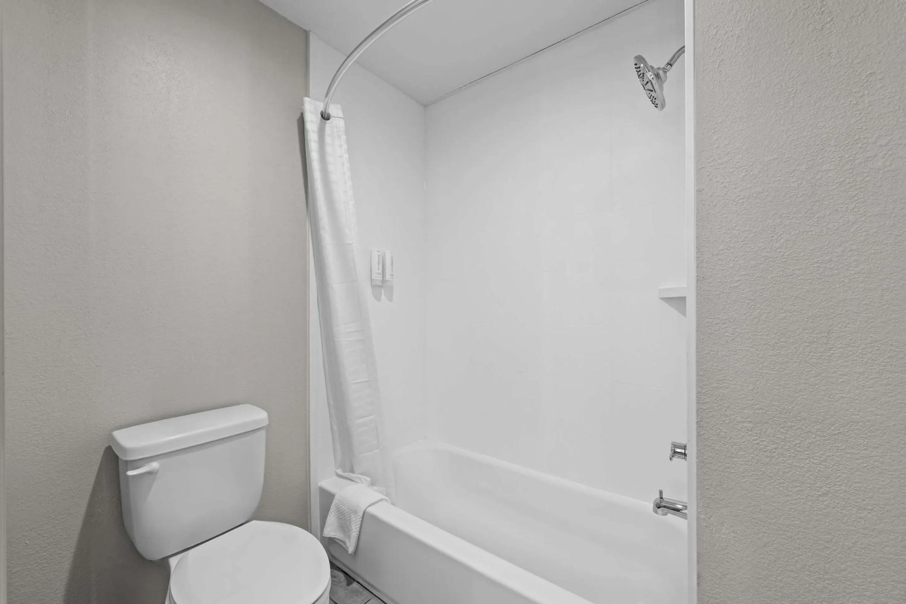 Bedroom in Clarion Pointe I-85 High Point - Archdale