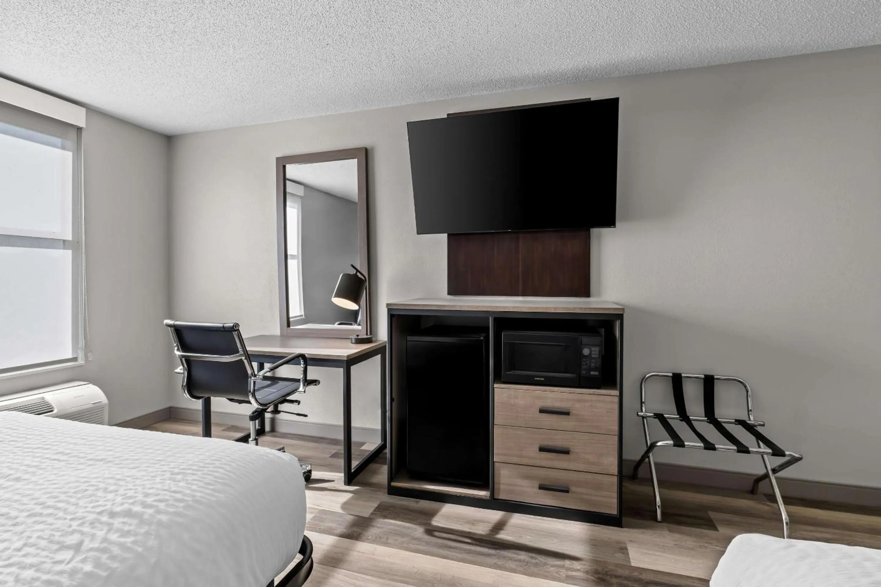 Bedroom in Clarion Pointe I-85 High Point - Archdale