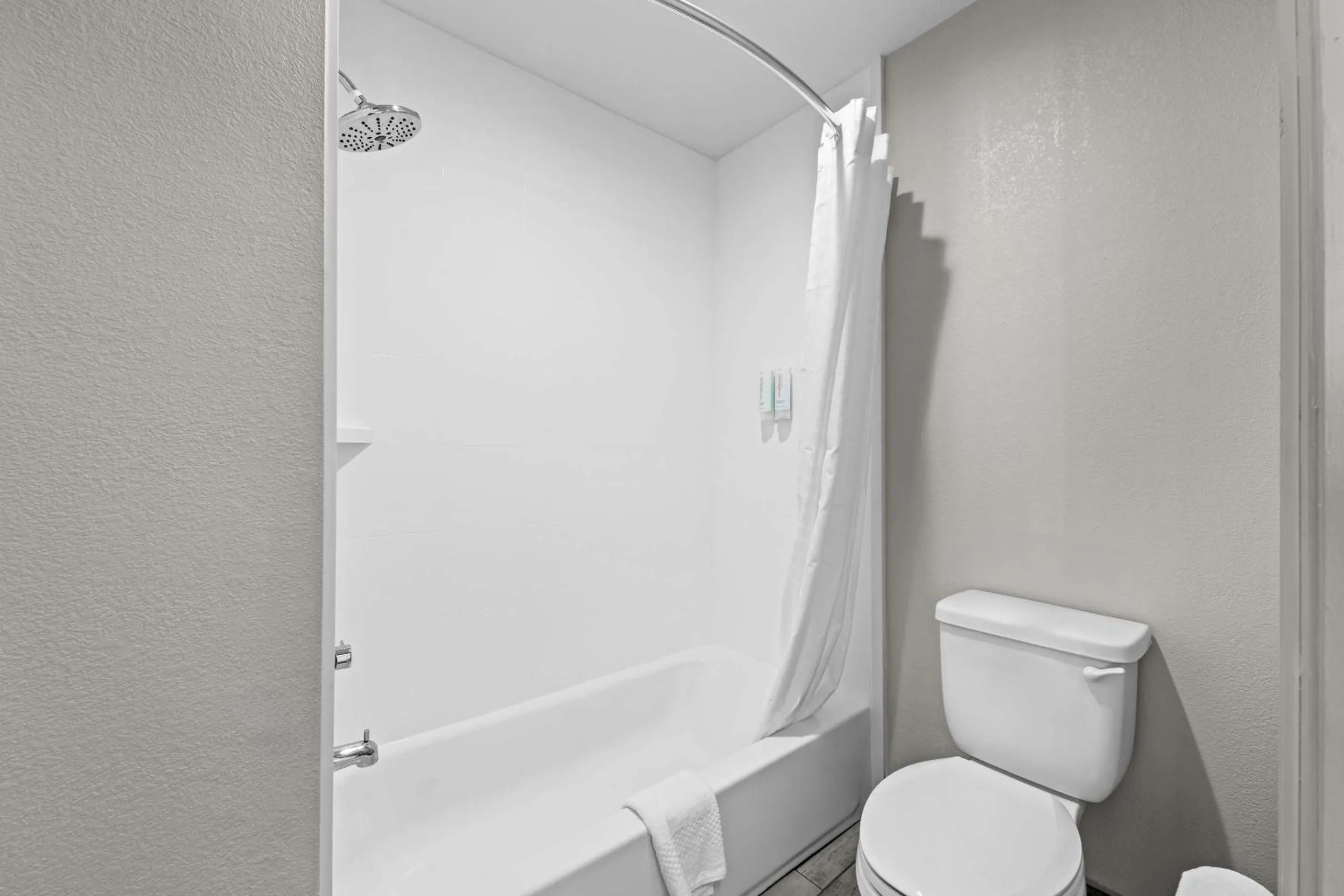 Bedroom in Clarion Pointe I-85 High Point - Archdale