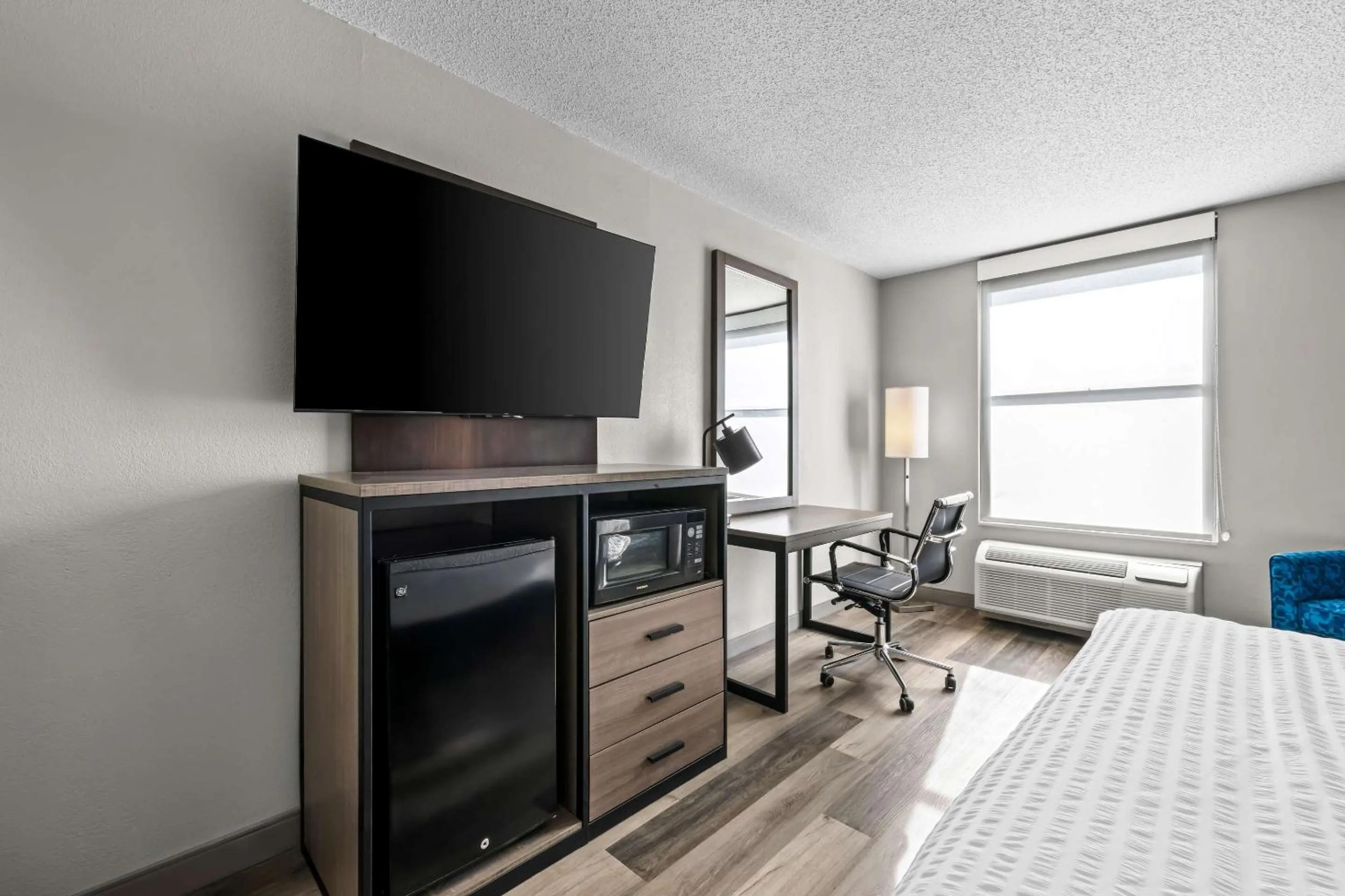 Bedroom in Clarion Pointe I-85 High Point - Archdale