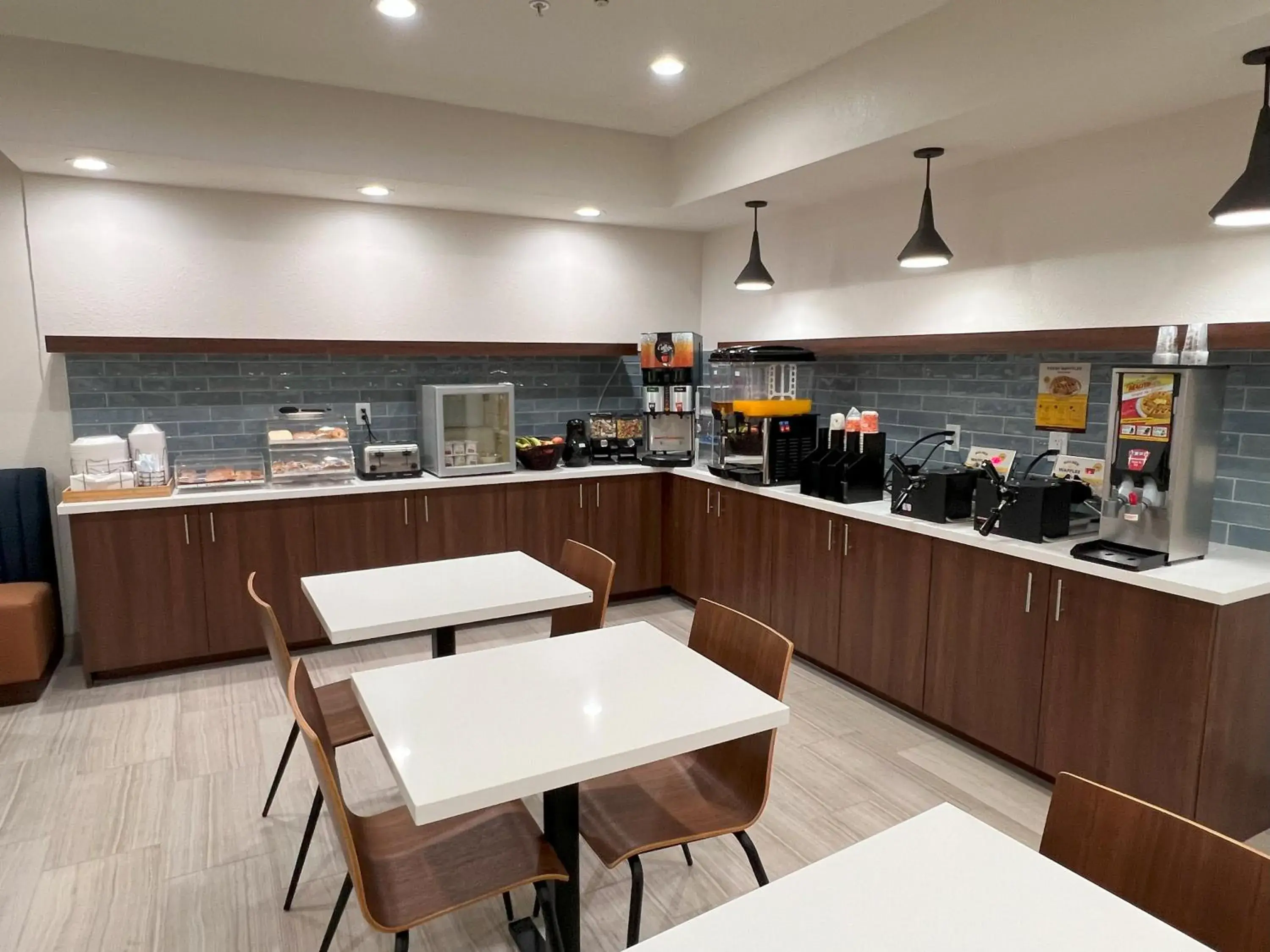 Breakfast in Clarion Pointe I-85 High Point - Archdale Breakfast in Clarion Pointe I-85 High Point - Archdale