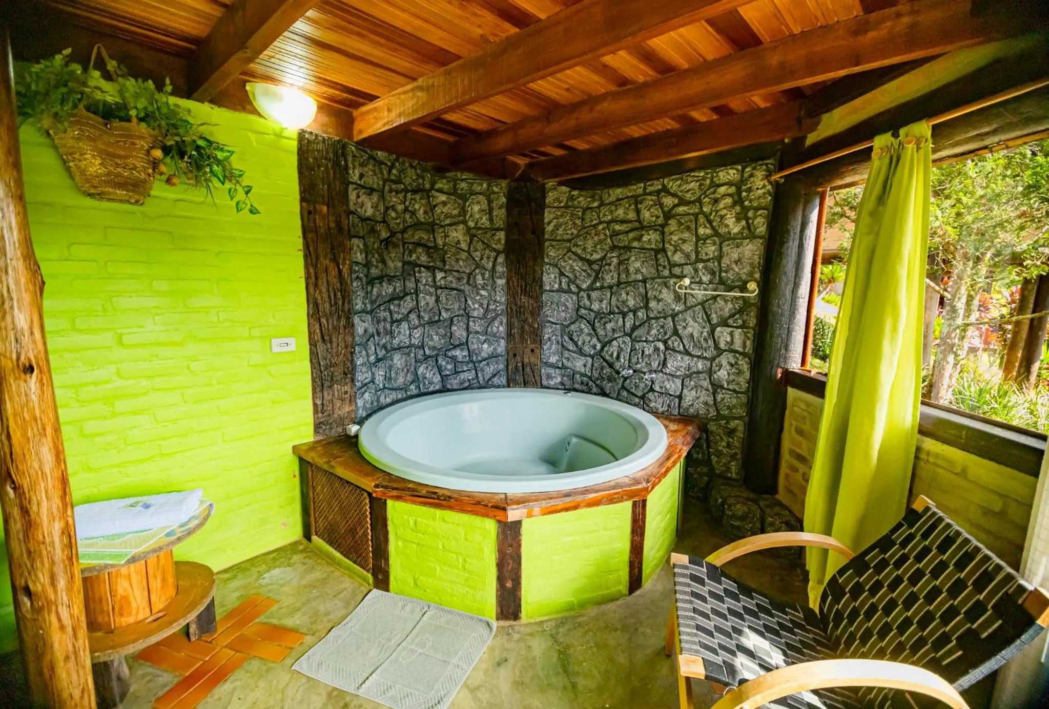 Hot Tub in Pousada Chalé Sol Nascente