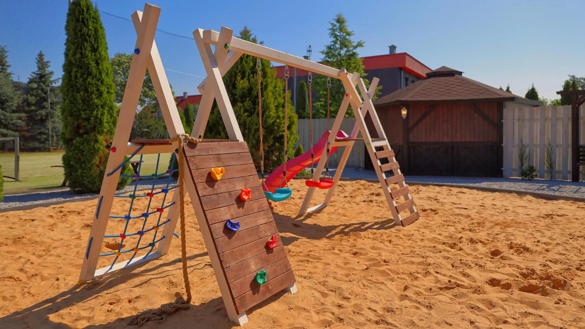 Children play ground in Dworek Różany Hotel & Restauracja