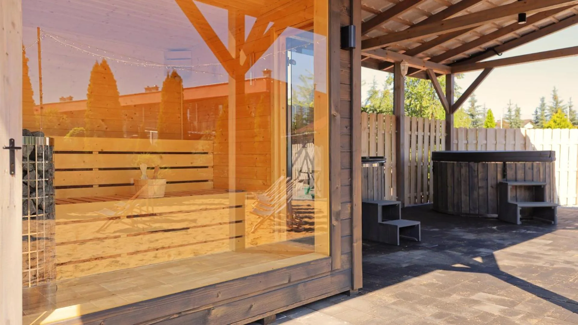 Hot Tub in Dworek Różany Hotel & Restauracja