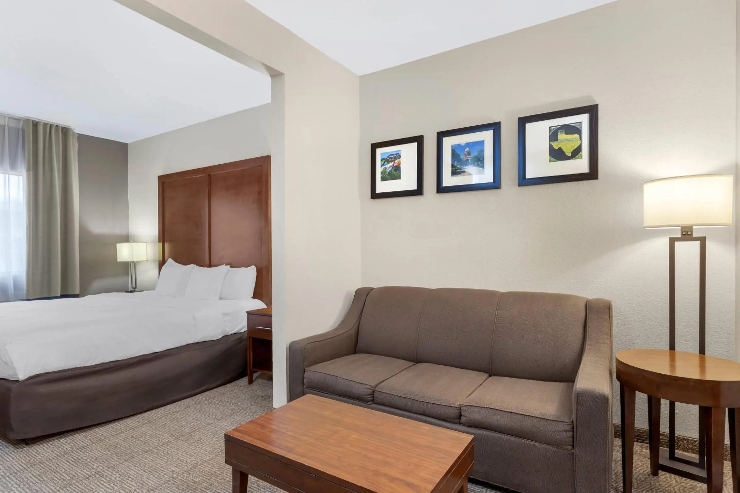 Bedroom, Bed in Comfort Suites Brenham