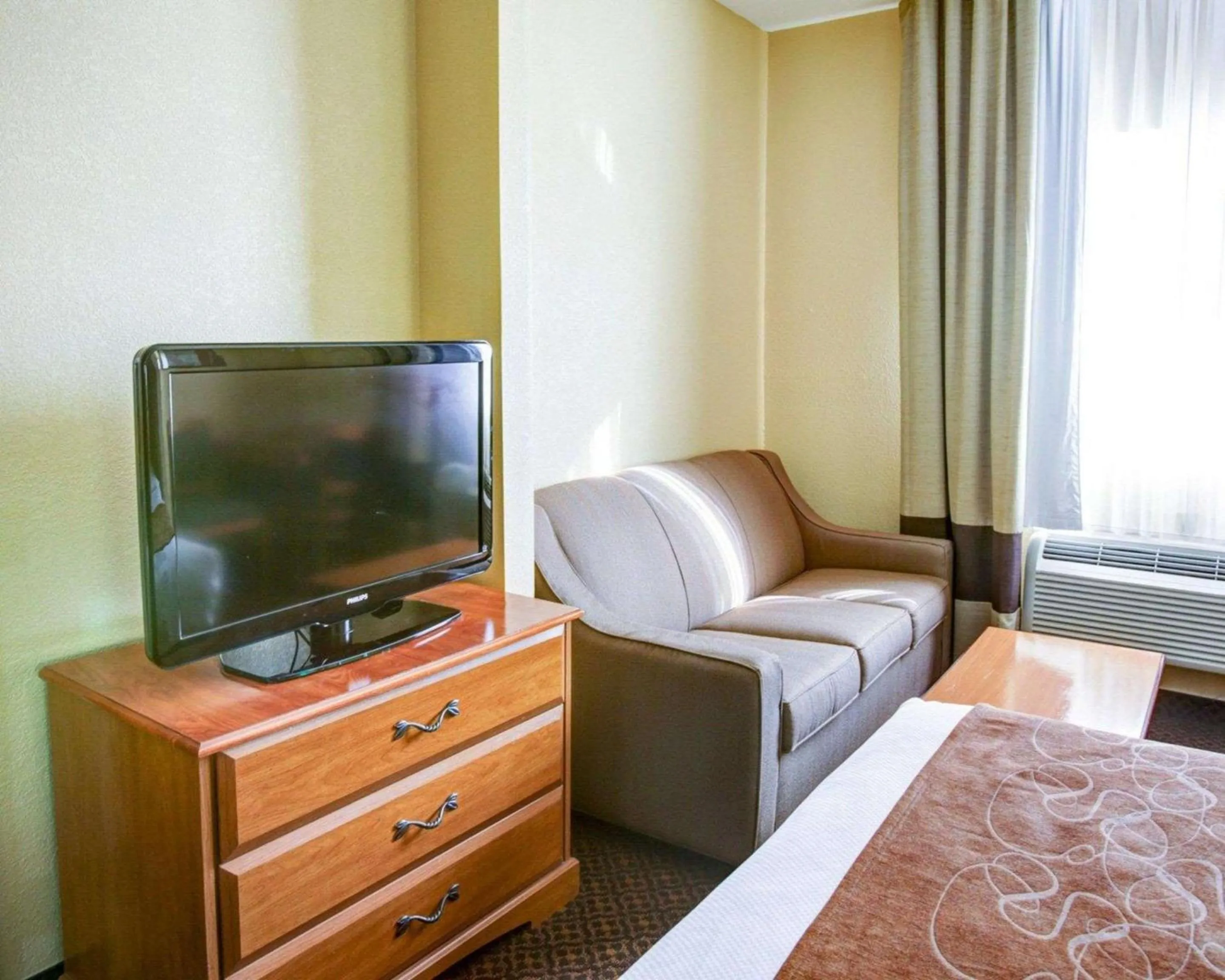 Photo of the whole room in Comfort Suites Brenham