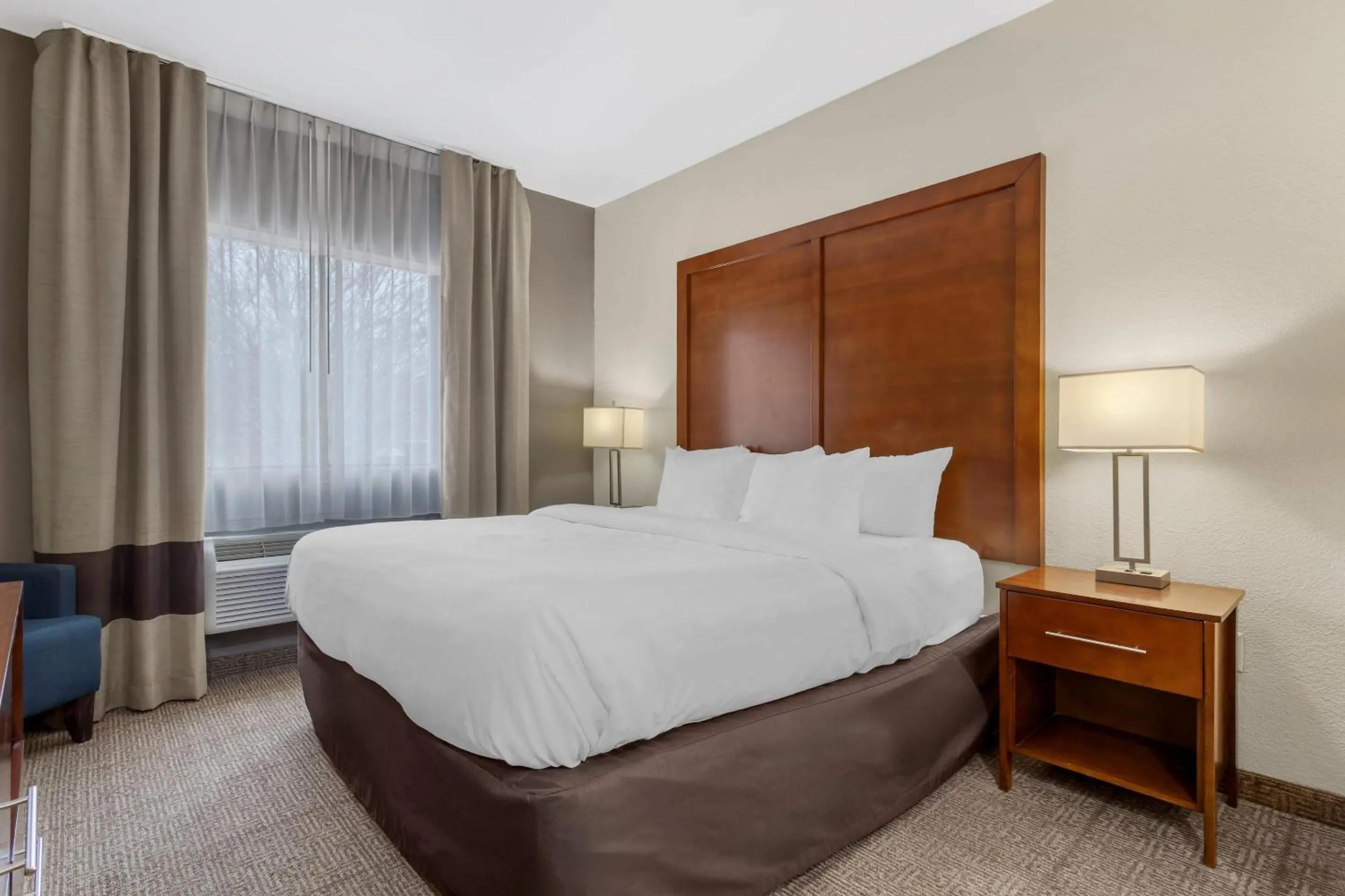 Bedroom, Bed in Comfort Suites Brenham