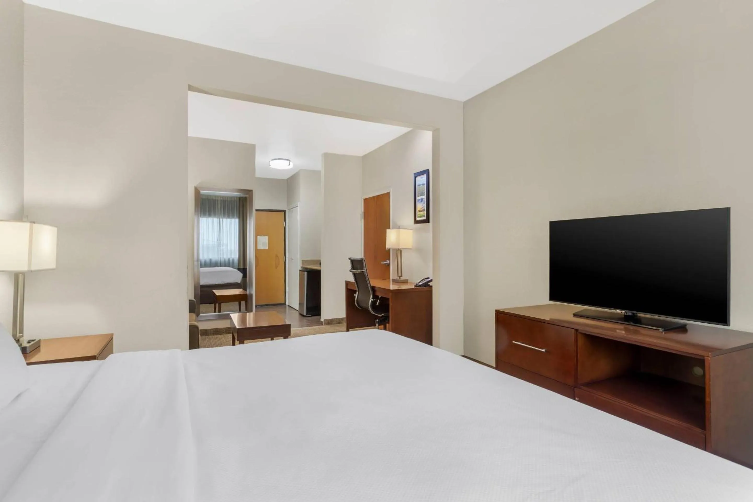 Bedroom, Bed in Comfort Suites Brenham