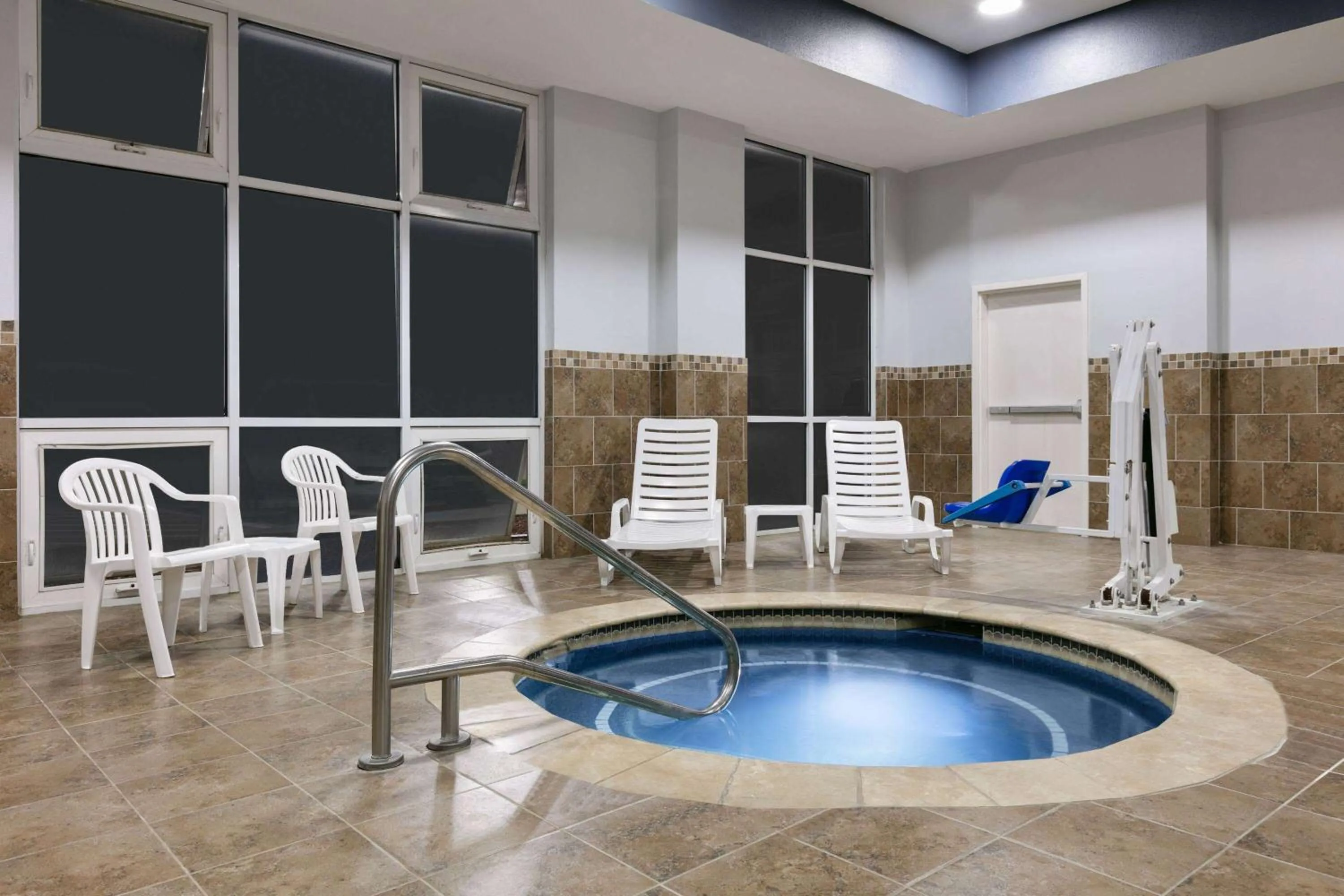 Hot Tub in La Quinta Inn & Suites by Wyndham Ft Worth-Burleson