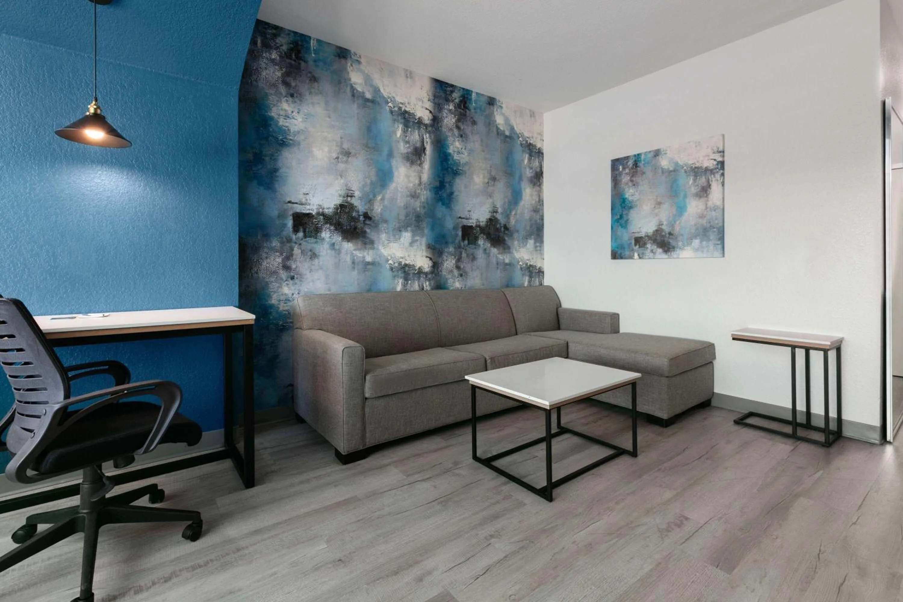 Bed in La Quinta Inn & Suites by Wyndham Ft Worth-Burleson