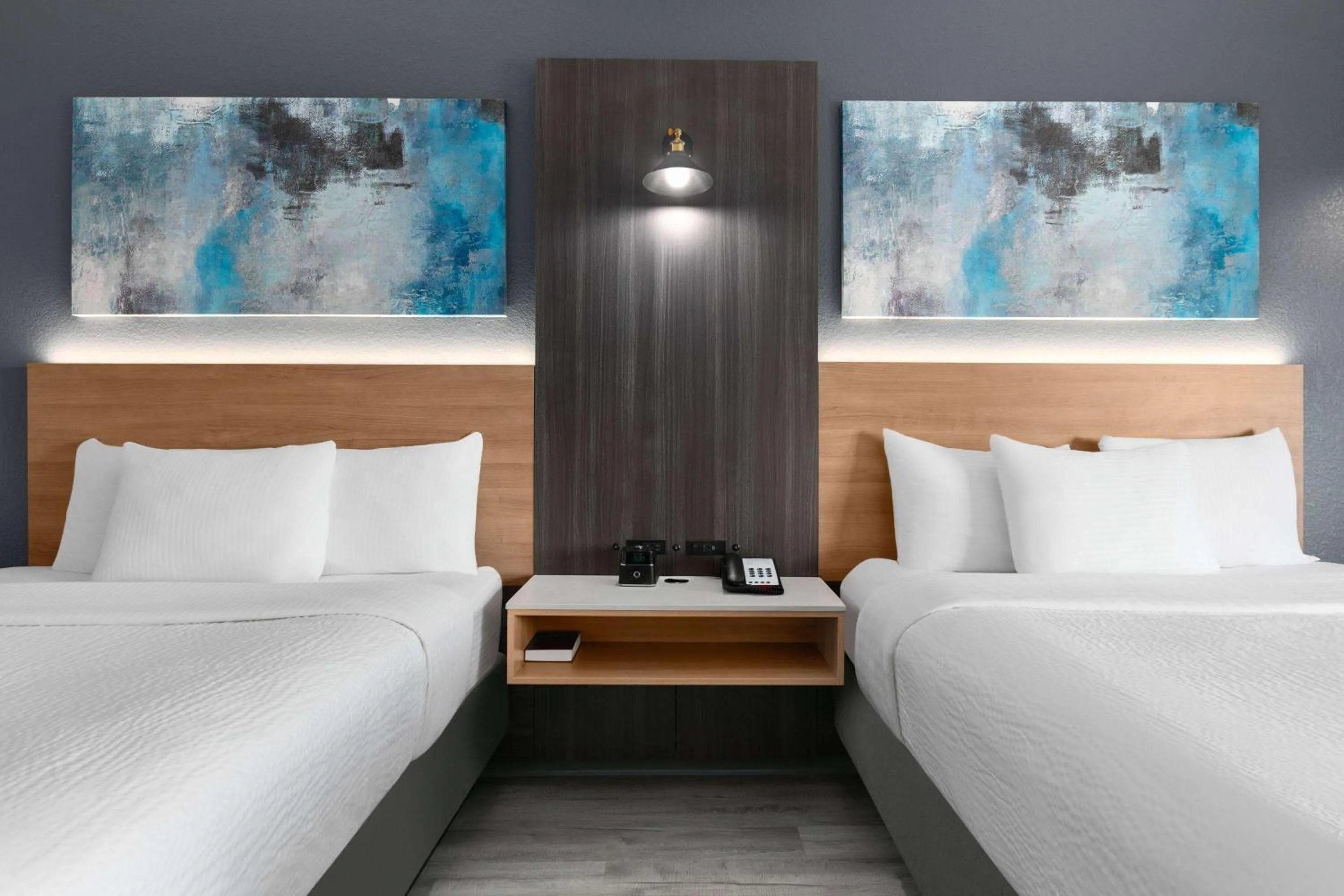 Bed in La Quinta Inn & Suites by Wyndham Ft Worth-Burleson