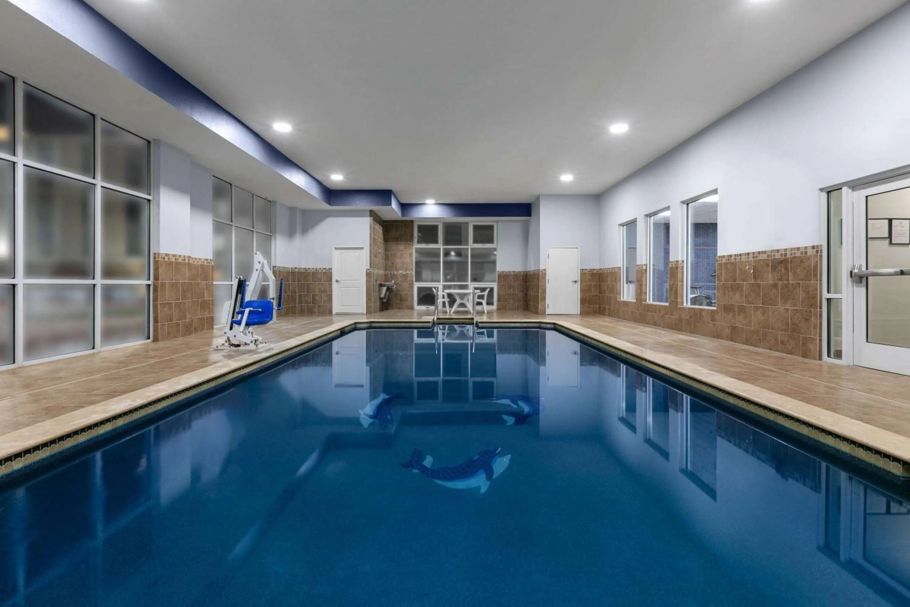 Swimming pool in La Quinta Inn & Suites by Wyndham Ft Worth-Burleson