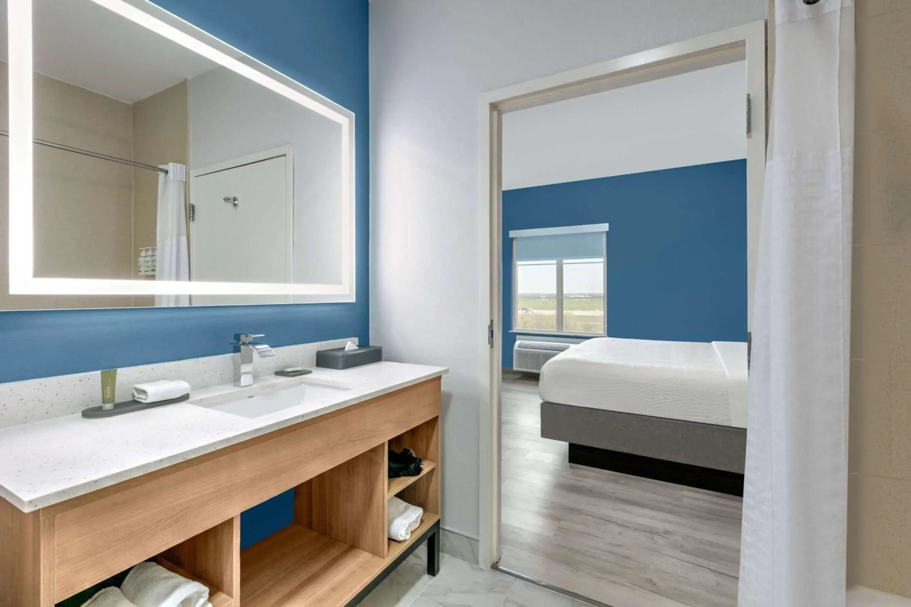 Bathroom, Bed in La Quinta Inn & Suites by Wyndham Ft Worth-Burleson Bathroom, Bed in La Quinta Inn & Suites by Wyndham Ft Worth-Burleson