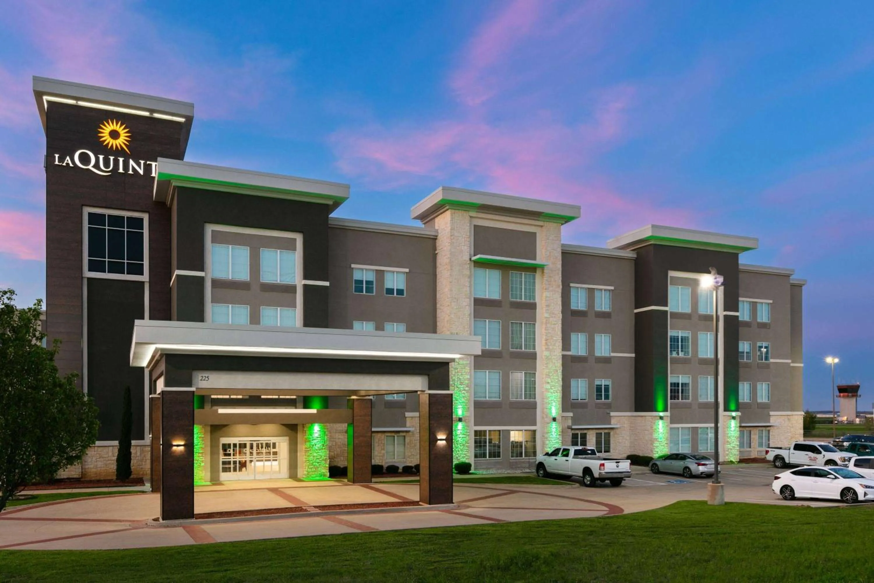 Property building in La Quinta Inn & Suites by Wyndham Ft Worth-Burleson