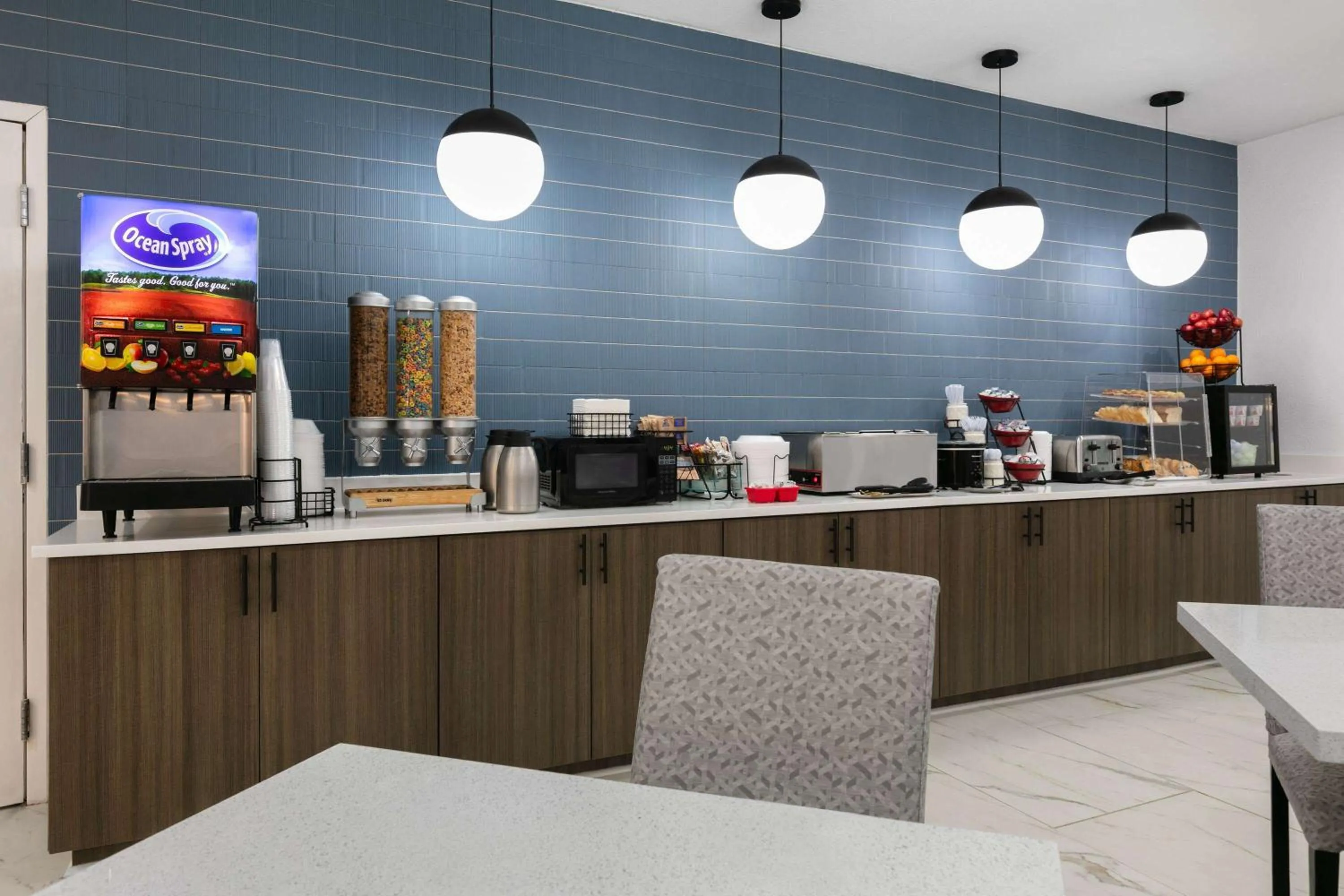 Breakfast in La Quinta Inn & Suites by Wyndham Ft Worth-Burleson