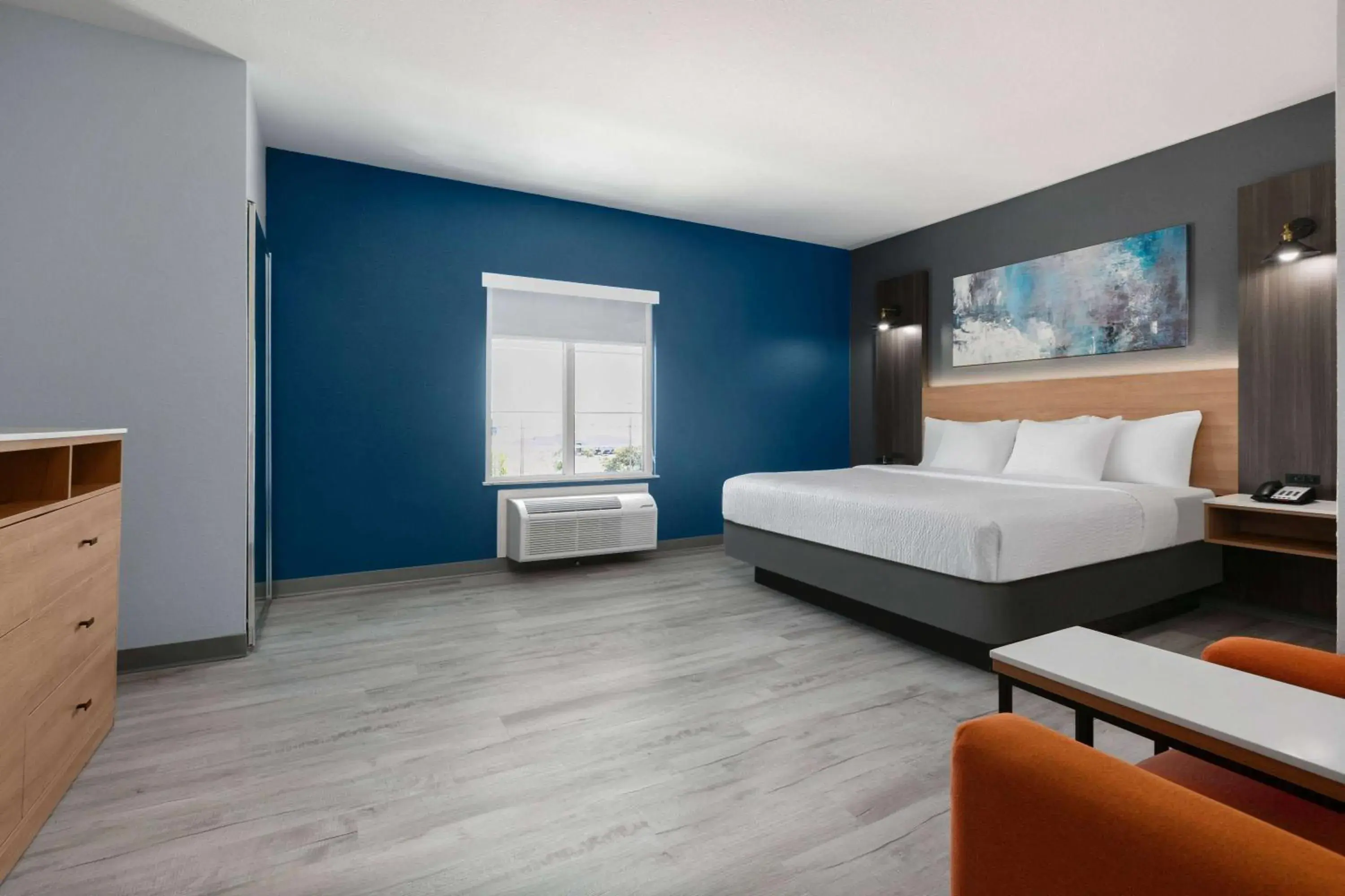 Bed in La Quinta Inn & Suites by Wyndham Ft Worth-Burleson Bed in La Quinta Inn & Suites by Wyndham Ft Worth-Burleson
