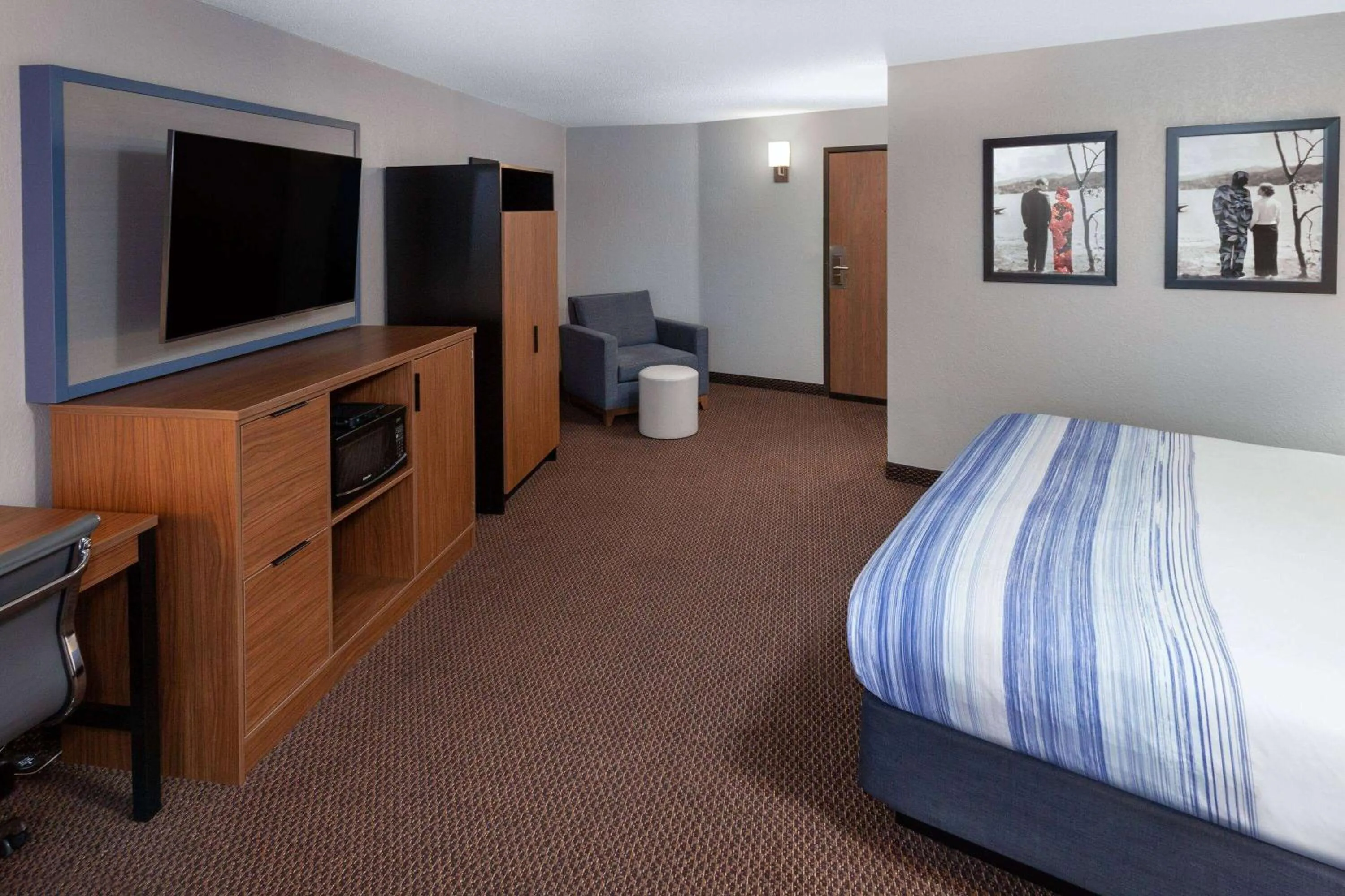 Photo of the whole room, Bed in AmericInn by Wyndham New Richmond