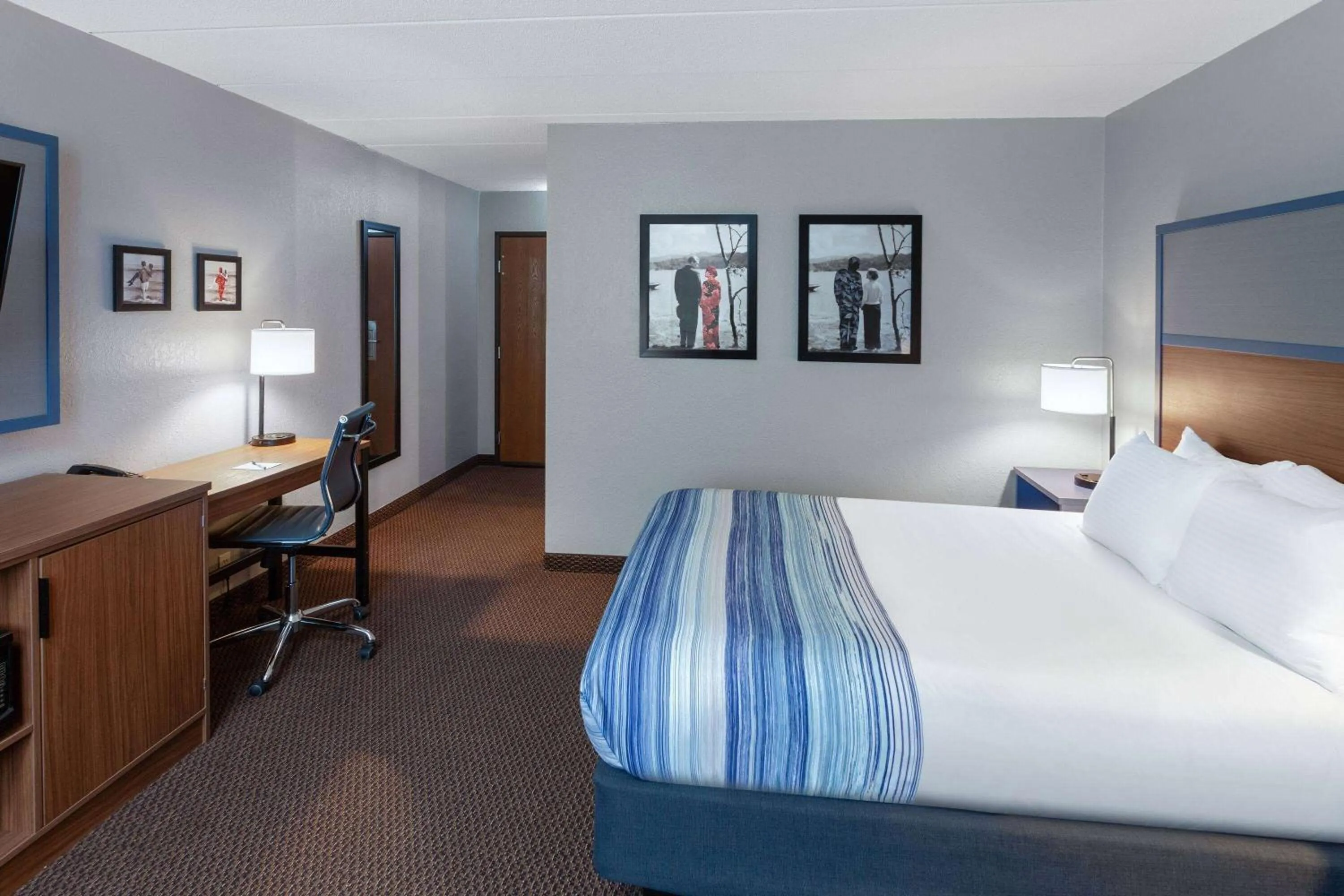 Photo of the whole room, Bed in AmericInn by Wyndham New Richmond