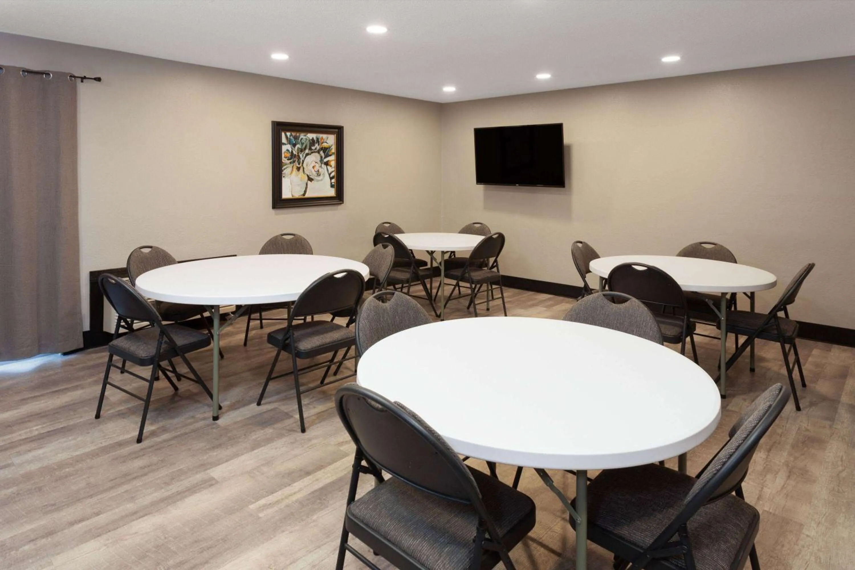 Meeting/conference room in AmericInn by Wyndham New Richmond