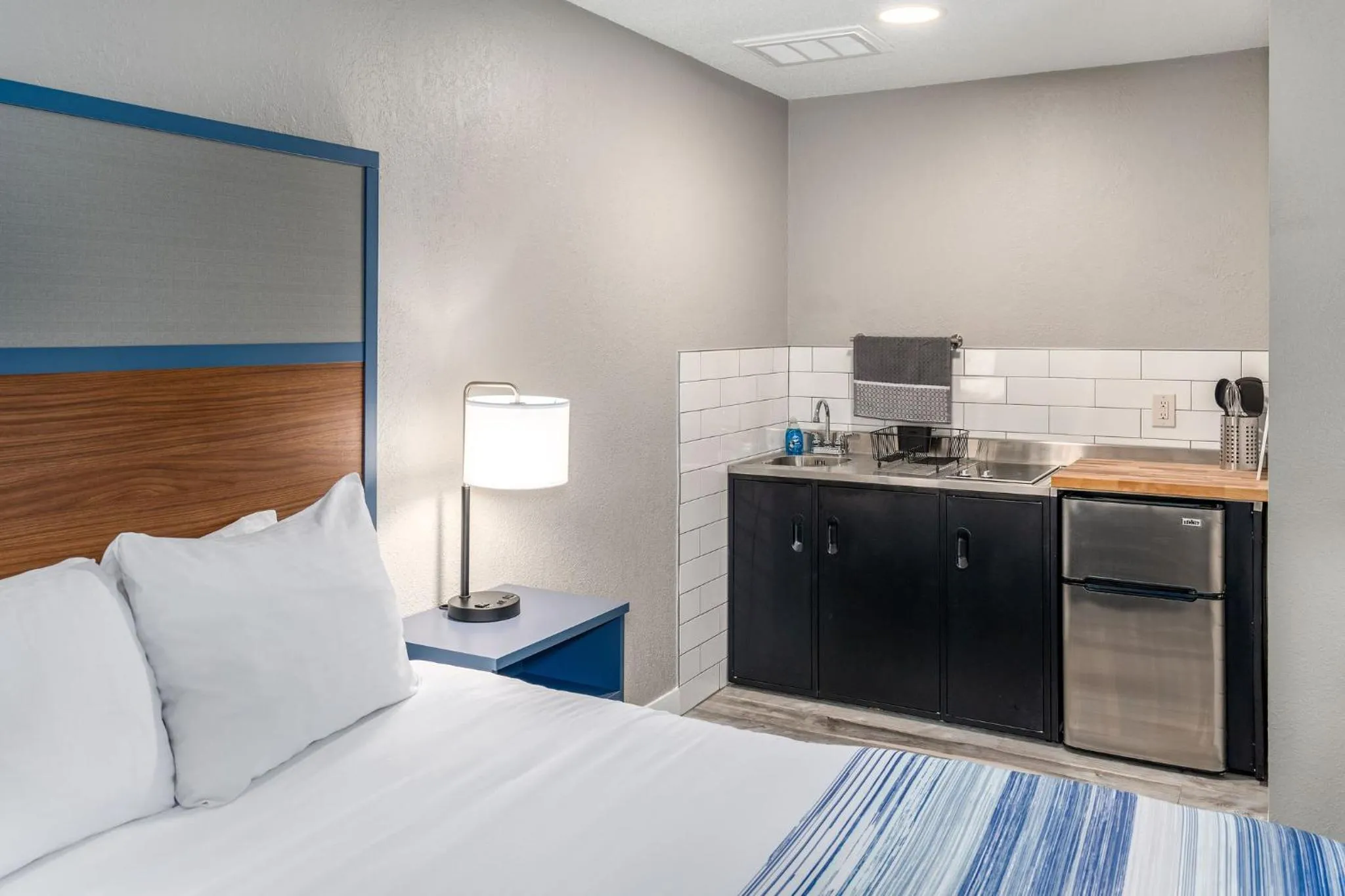 Kitchen or kitchenette, Bed in AmericInn by Wyndham New Richmond