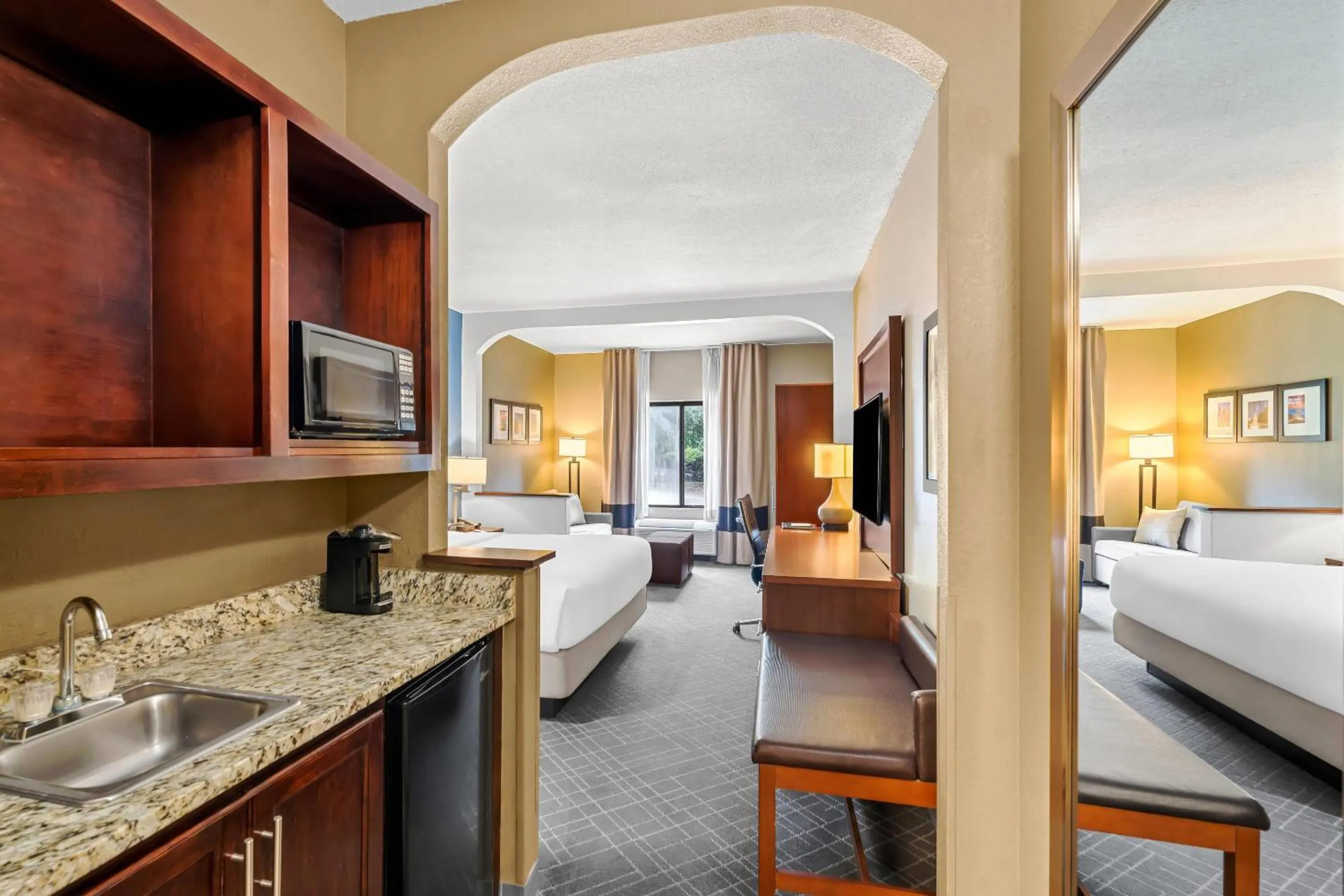 Bedroom, Bed in Comfort Suites Daphne - Mobile East Bay