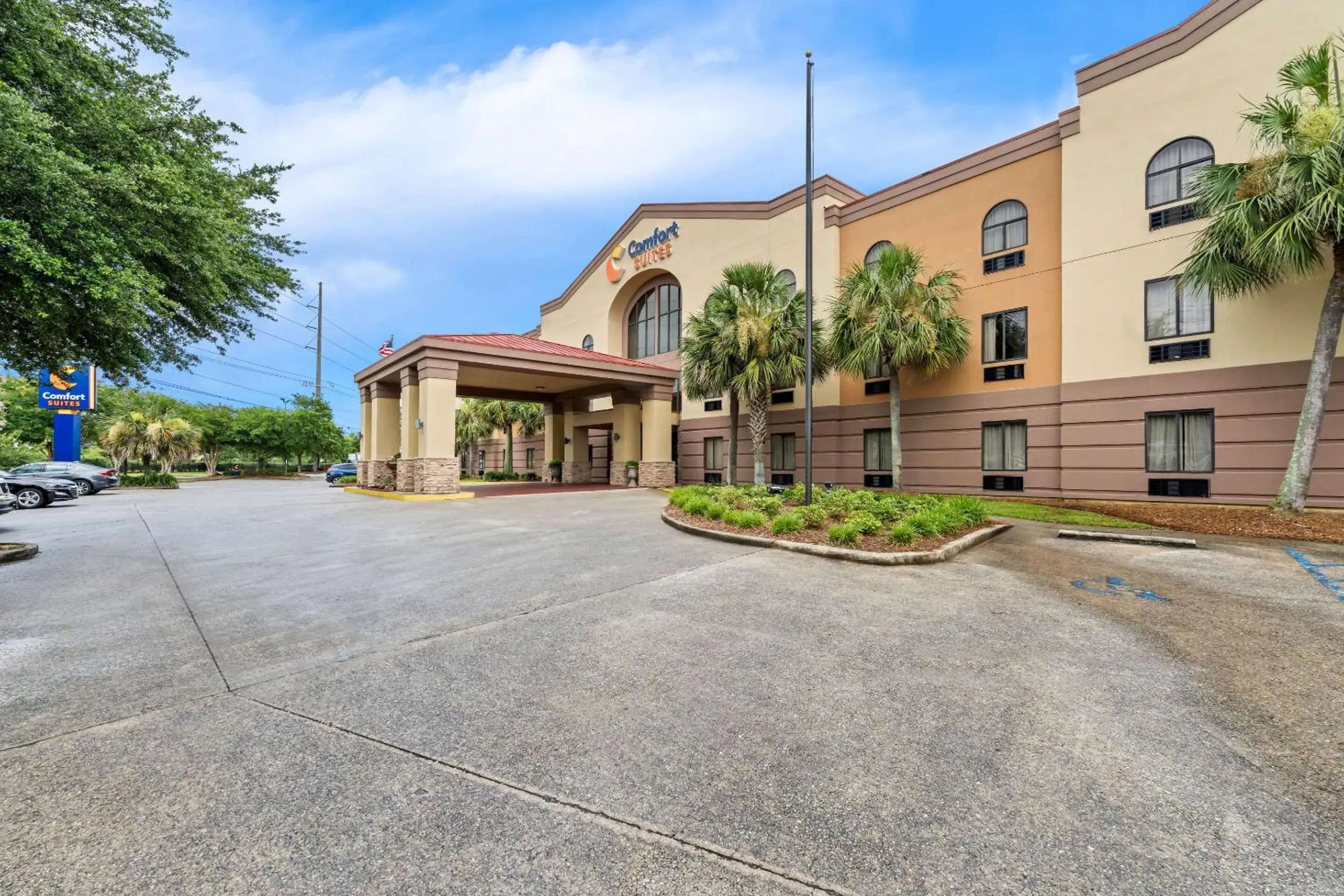 Property building in Comfort Suites Mobile East Bay Property building in Comfort Suites Mobile East Bay