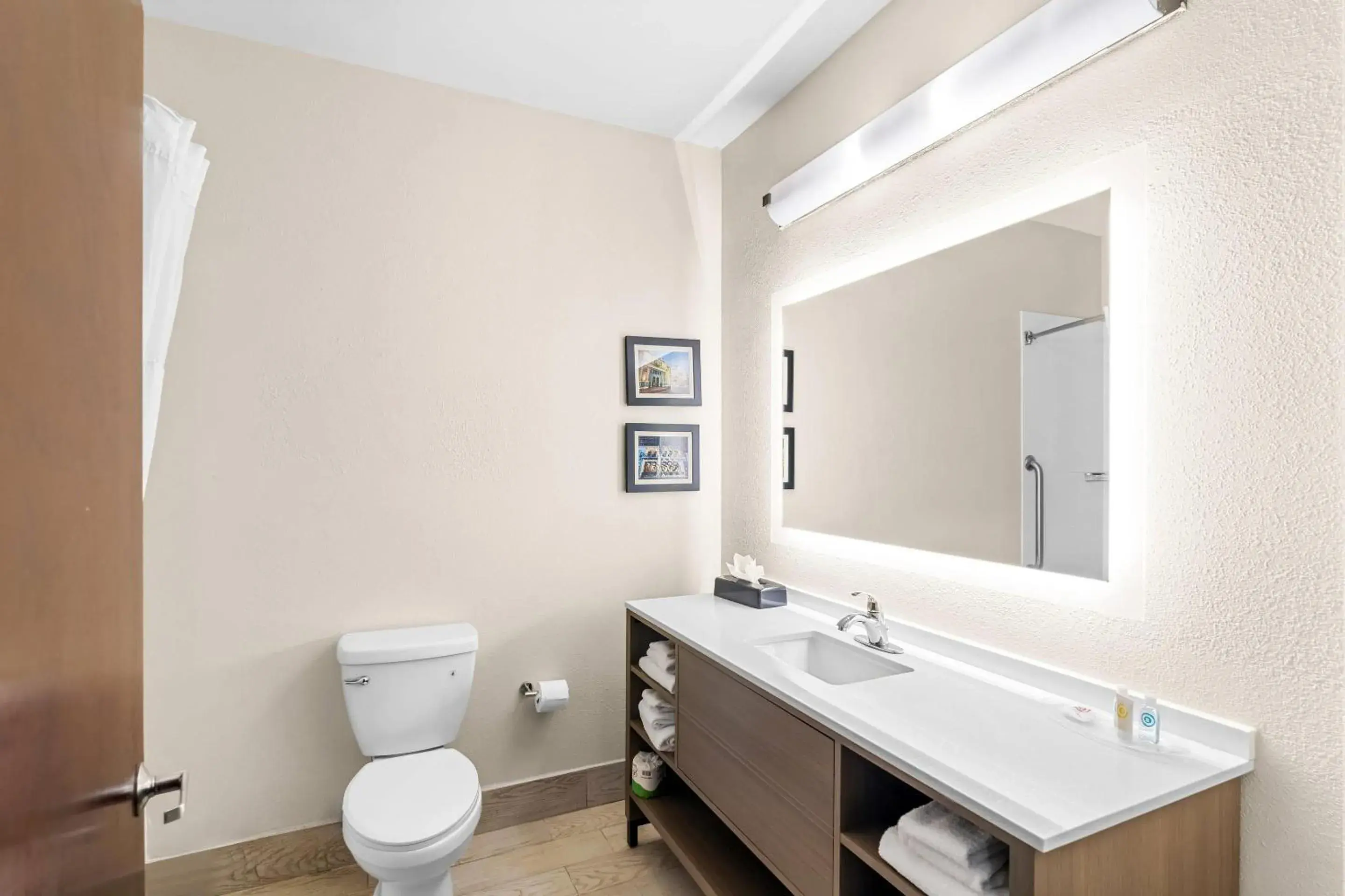 Bedroom in Comfort Suites Daphne - Mobile East Bay Bedroom in Comfort Suites Daphne - Mobile East Bay