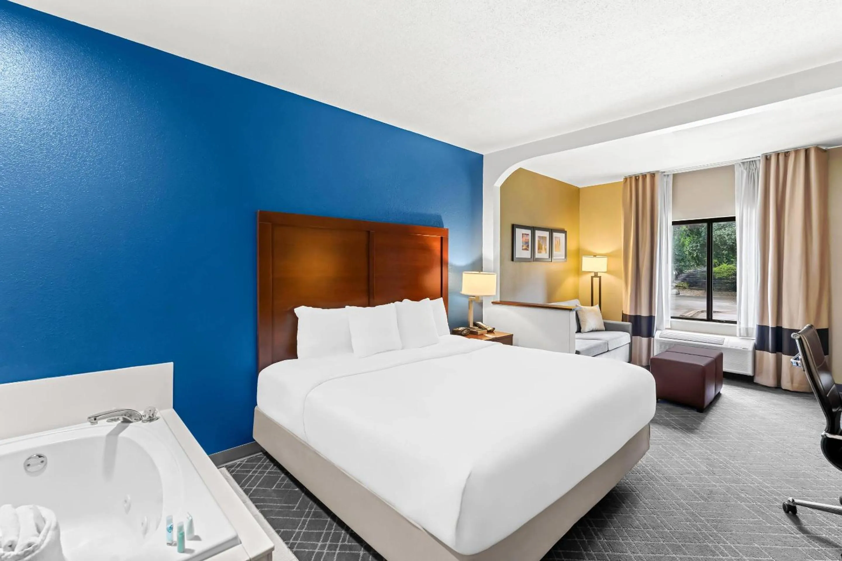 Bedroom, Bed in Comfort Suites Daphne - Mobile East Bay