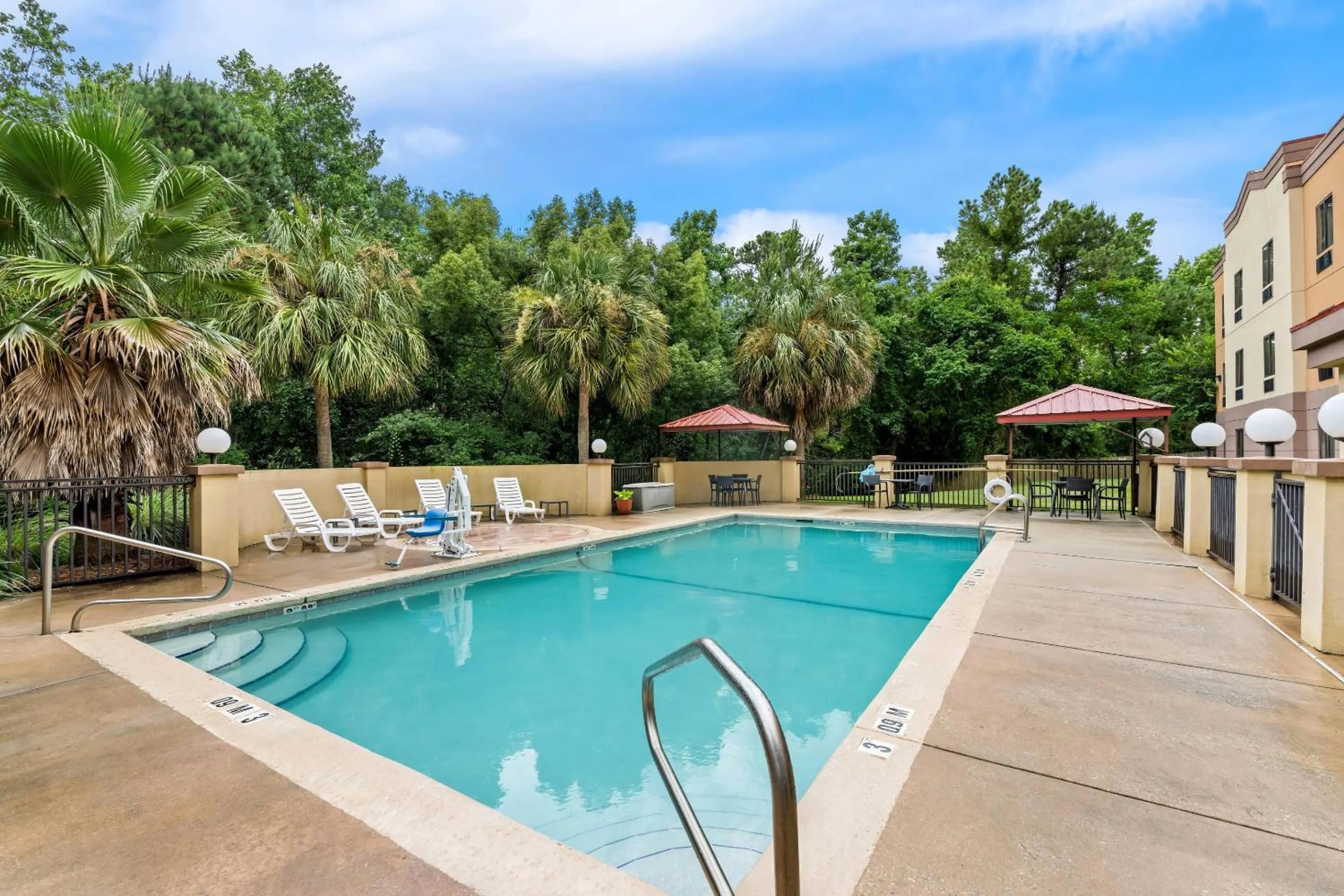 Swimming pool in Comfort Suites Daphne - Mobile East Bay