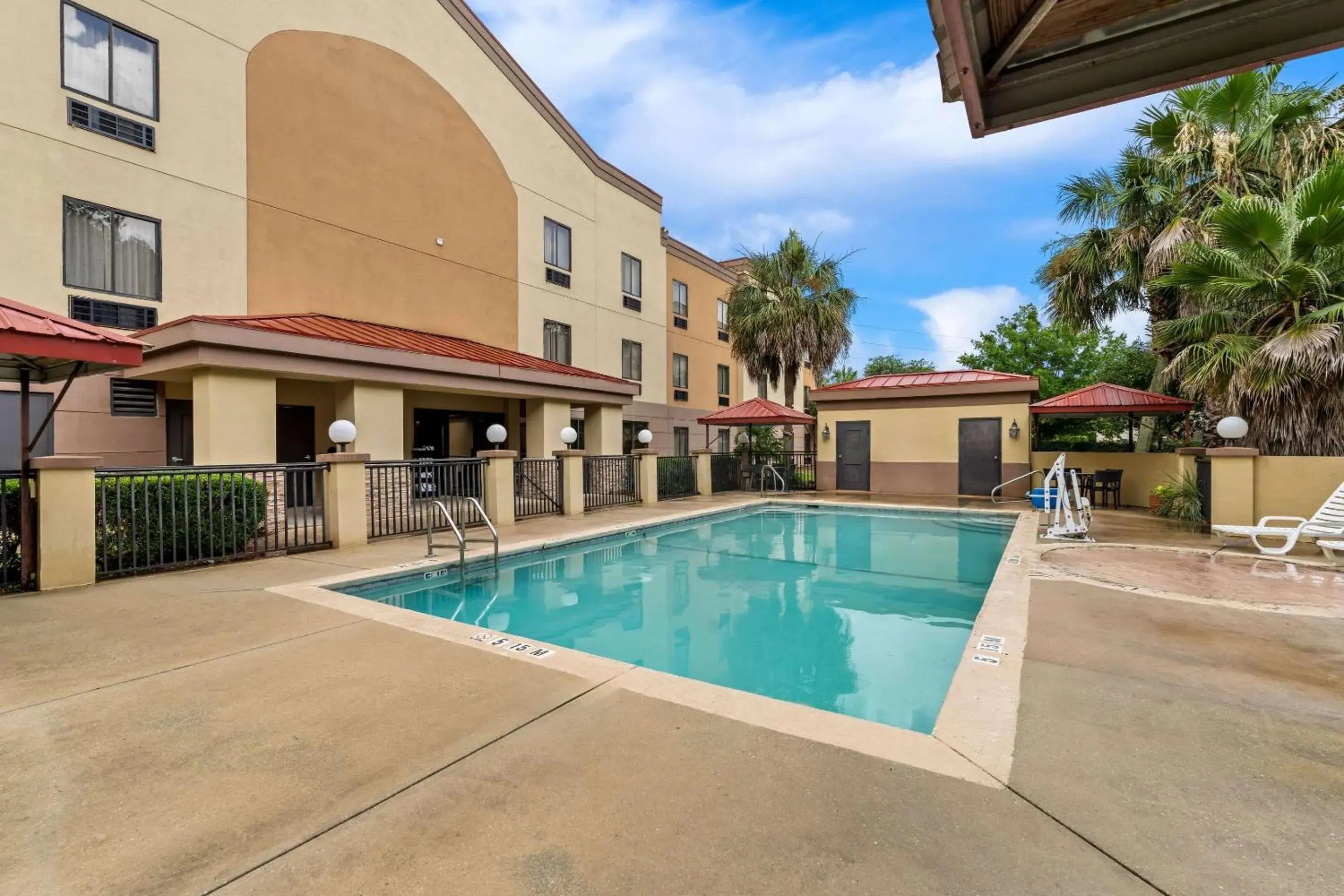 Swimming pool in Comfort Suites Mobile East Bay Swimming pool in Comfort Suites Mobile East Bay