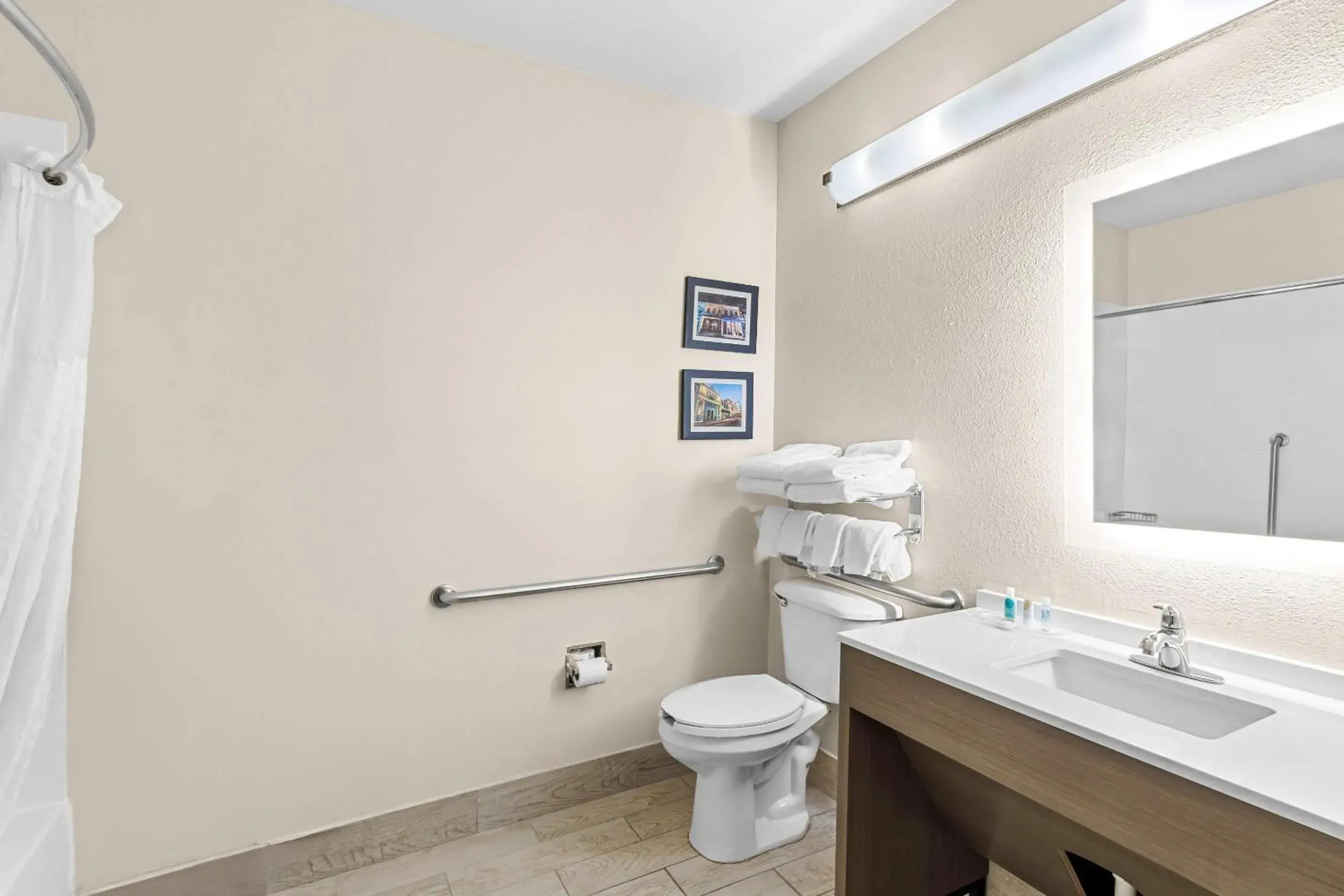 Bedroom in Comfort Suites Daphne - Mobile East Bay Bedroom in Comfort Suites Daphne - Mobile East Bay