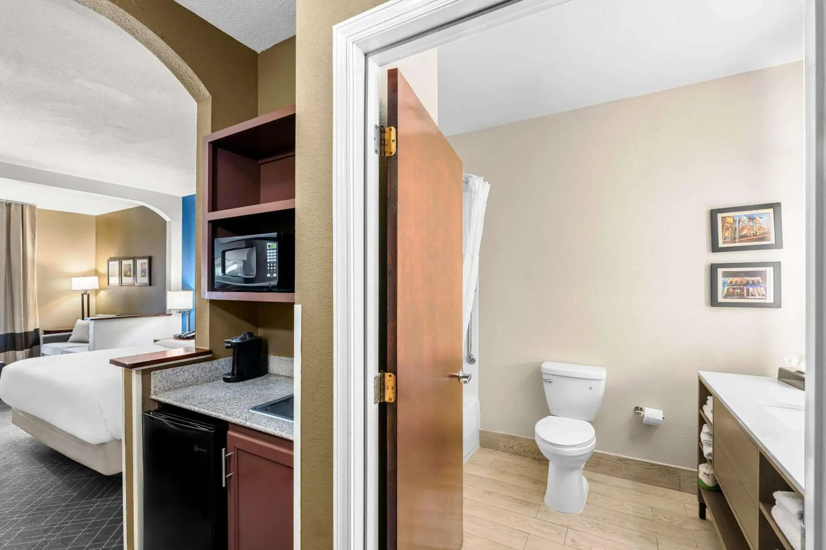 Bedroom, Bed in Comfort Suites Mobile East Bay Bedroom, Bed in Comfort Suites Mobile East Bay