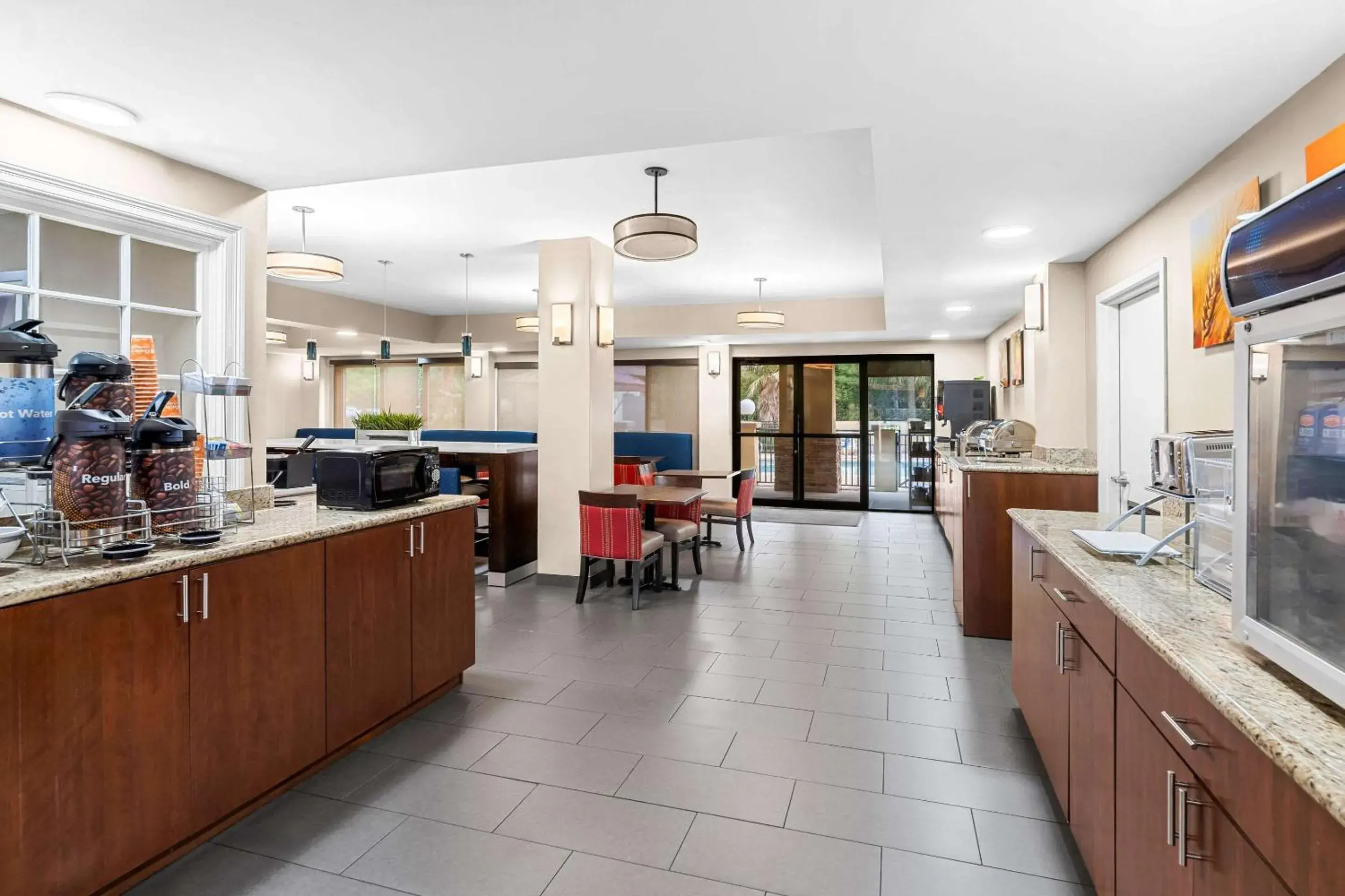 Breakfast in Comfort Suites Mobile East Bay Breakfast in Comfort Suites Mobile East Bay