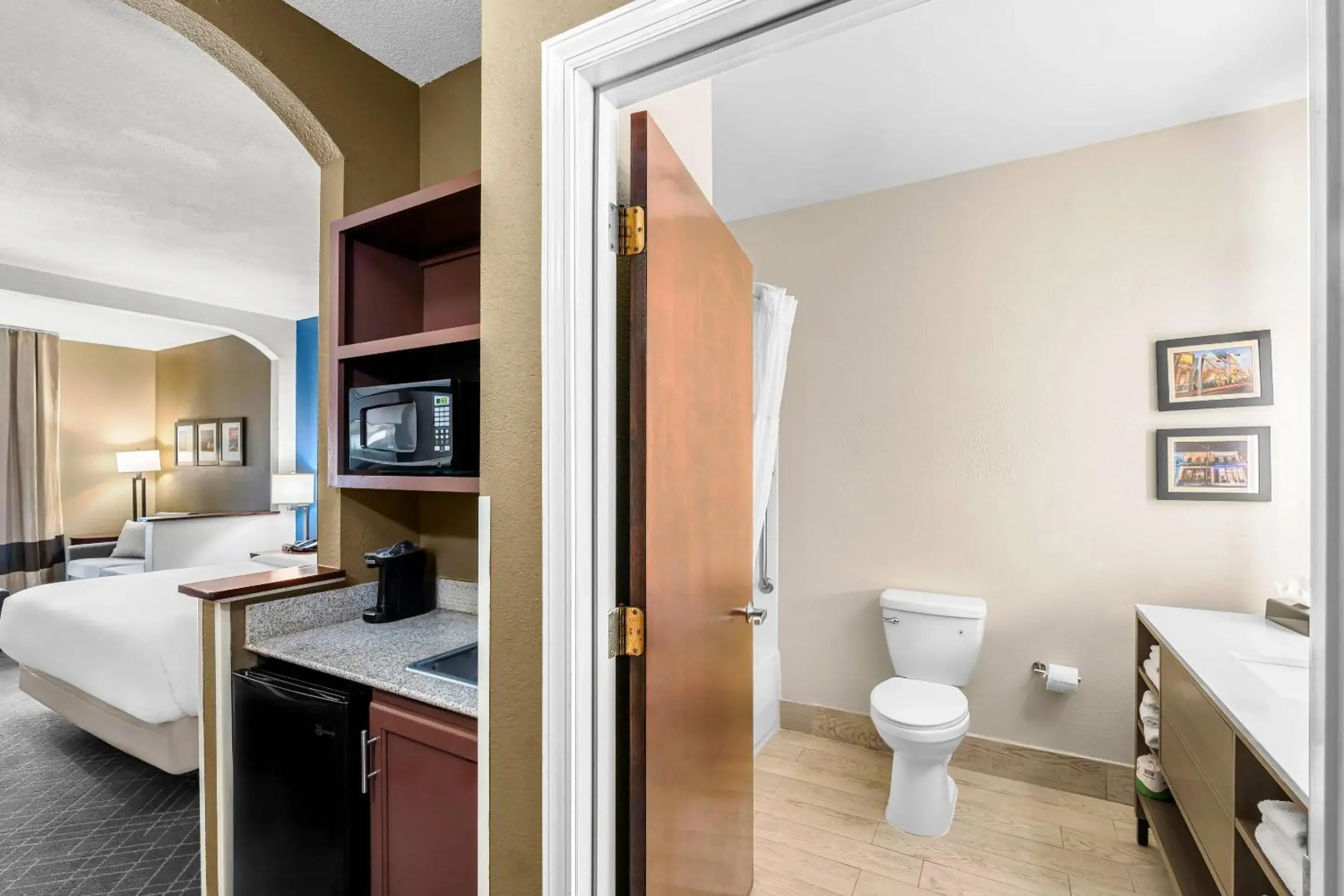 Bedroom, Bed in Comfort Suites Daphne - Mobile East Bay Bedroom, Bed in Comfort Suites Daphne - Mobile East Bay