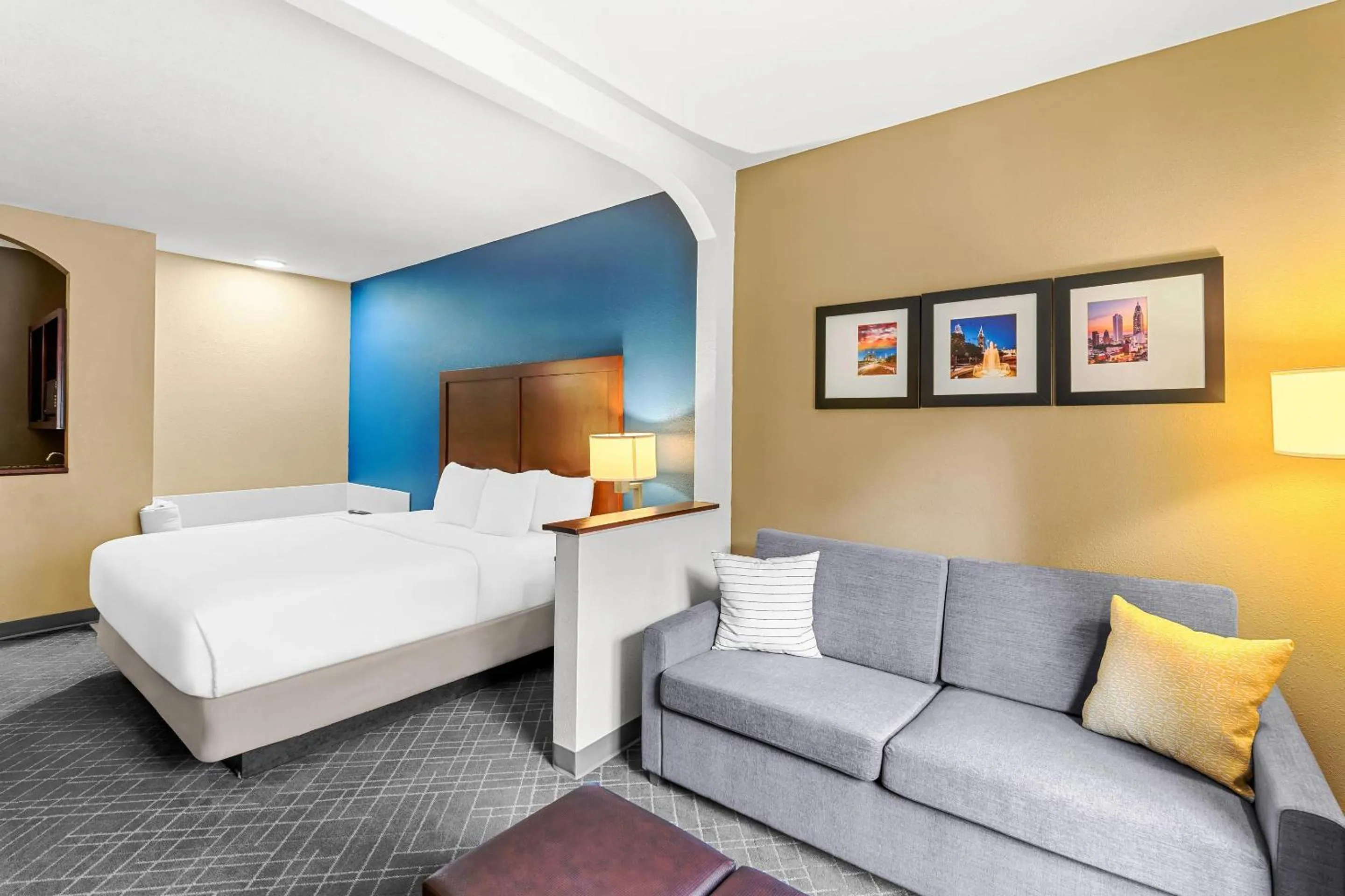 Bedroom, Bed in Comfort Suites Daphne - Mobile East Bay