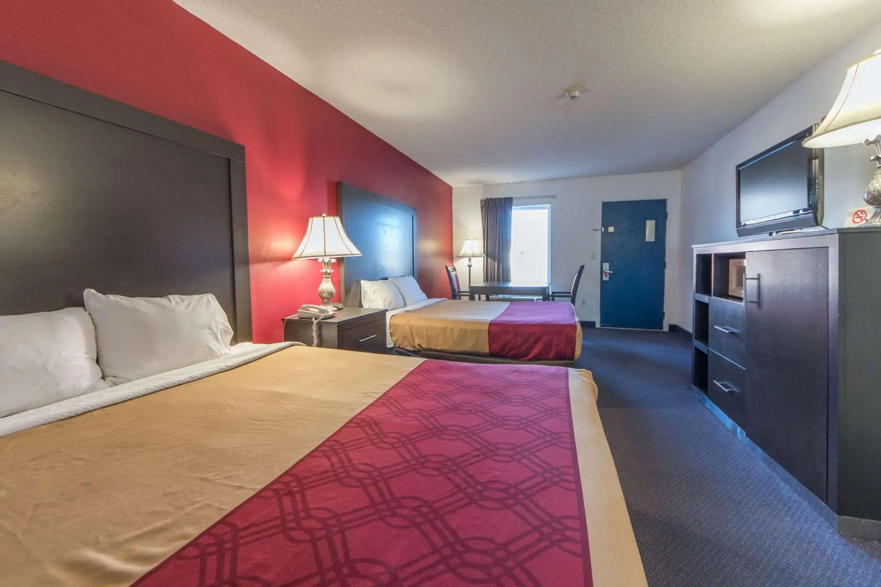 Photo of the whole room, Bed in Econo Lodge Ruther Glen Photo of the whole room, Bed in Econo Lodge Ruther Glen