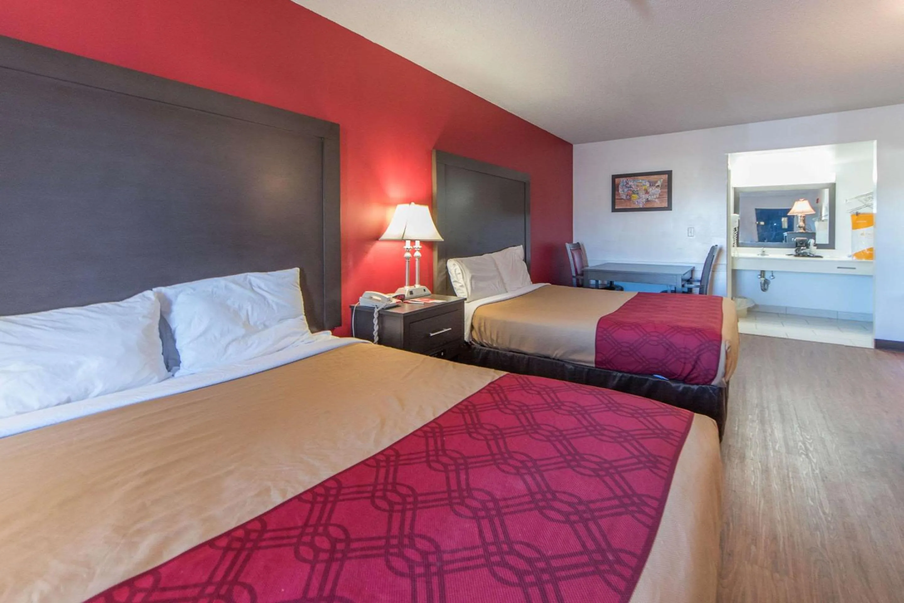 Photo of the whole room, Bed in Econo Lodge Ruther Glen