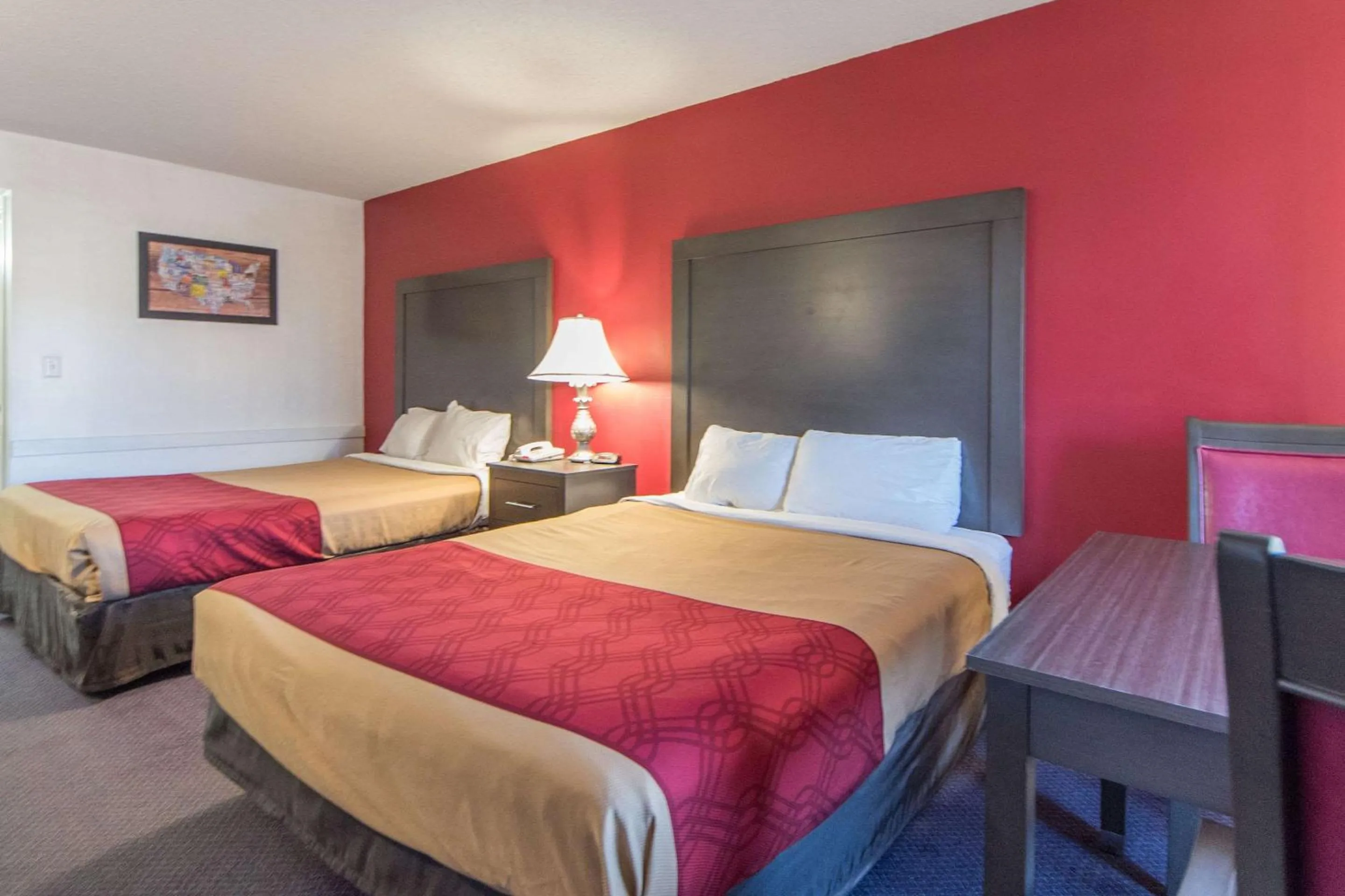 Photo of the whole room, Bed in Econo Lodge Ruther Glen