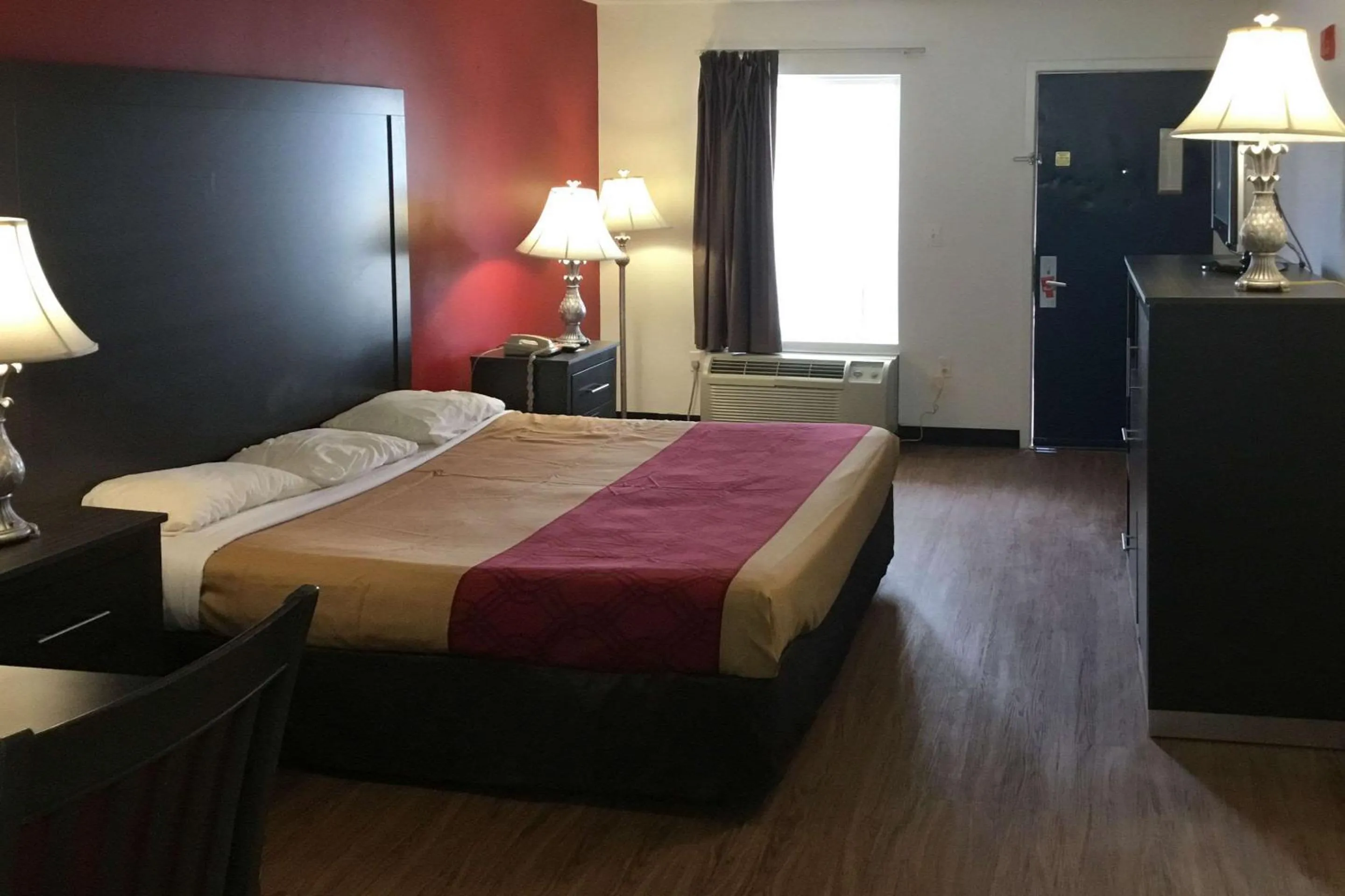 Photo of the whole room, Bed in Econo Lodge Ruther Glen