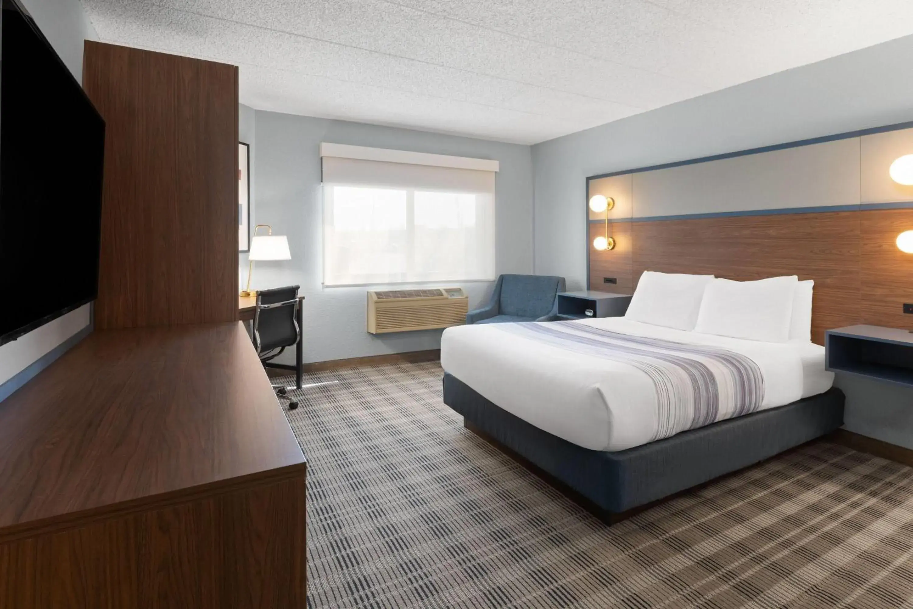 Queen Room with Roll-In Shower - Mobility Accessible/Non-Smoking in AmericInn by Wyndham Chippewa Falls Queen Room with Roll-In Shower - Mobility Accessible/Non-Smoking in AmericInn by Wyndham Chippewa Falls