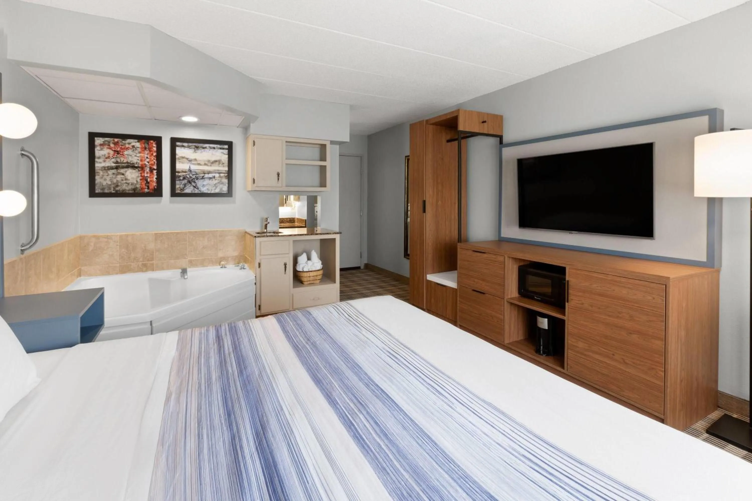 Bath, Bed in AmericInn by Wyndham Chippewa Falls