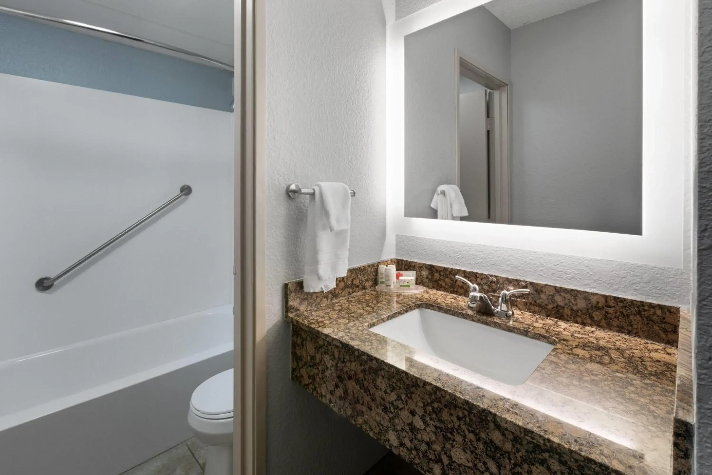 Superior King Studio Suite - Non-Smoking in AmericInn by Wyndham Chippewa Falls Superior King Studio Suite - Non-Smoking in AmericInn by Wyndham Chippewa Falls