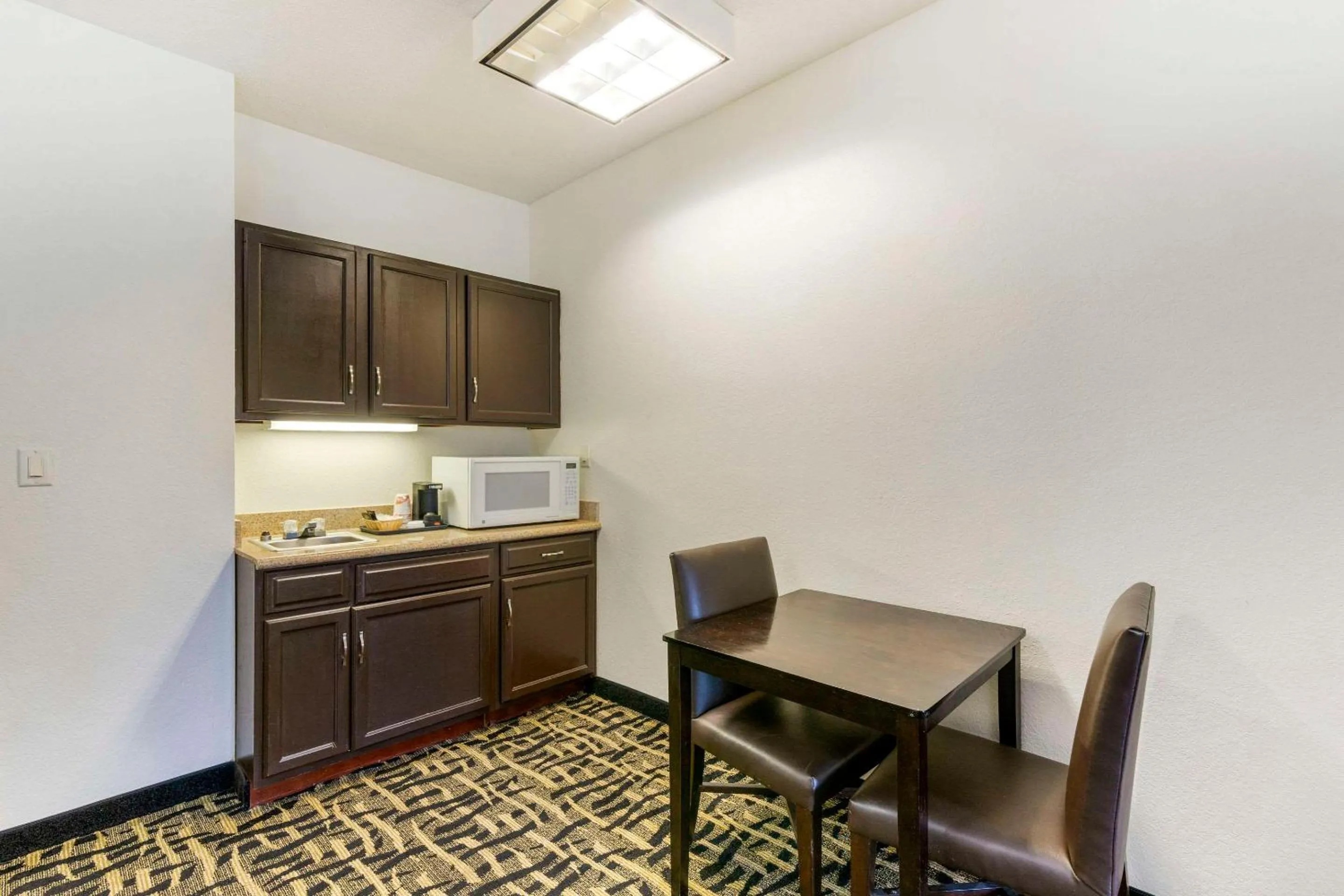 Bedroom in Quality Suites La Grange