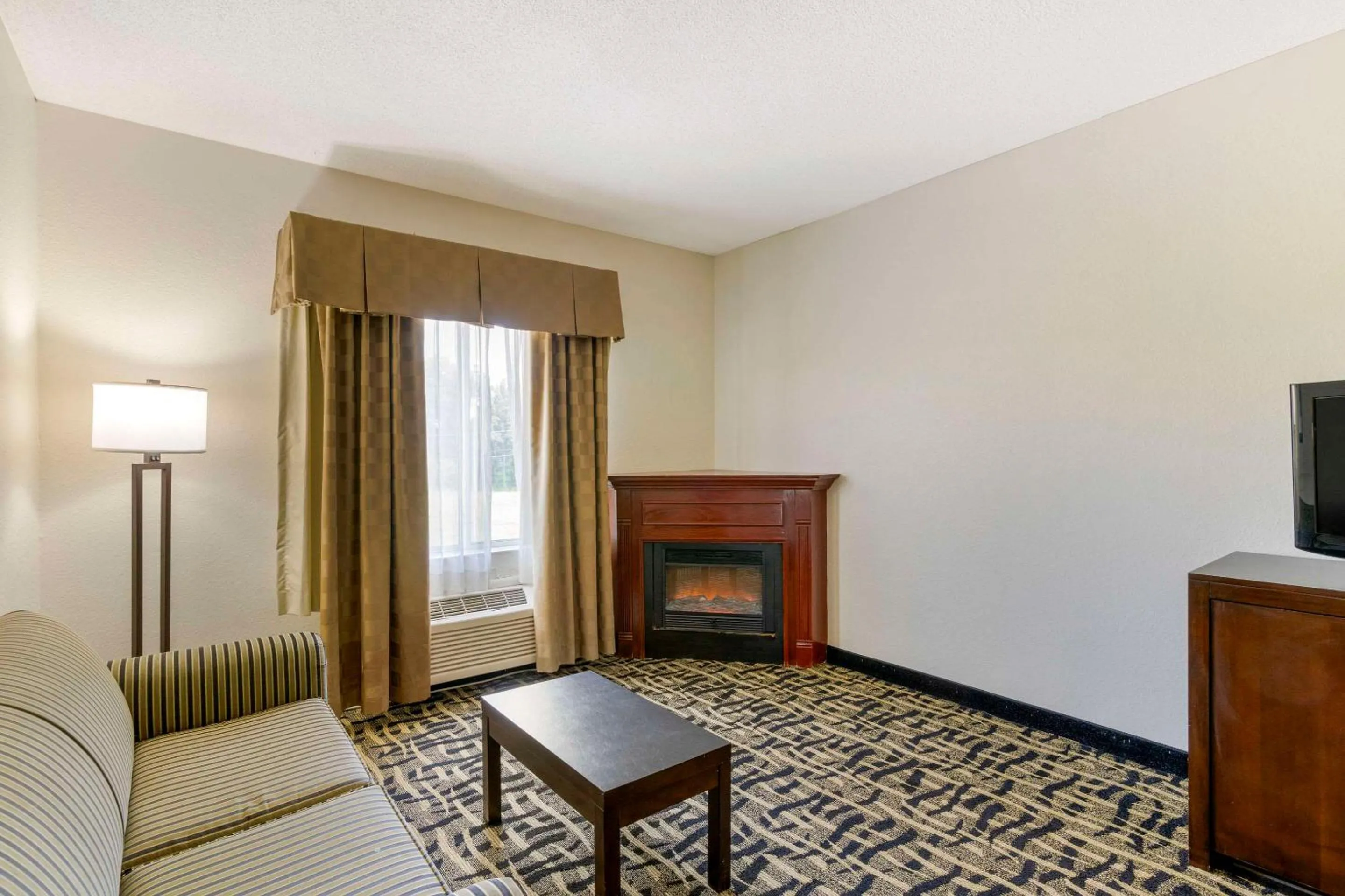 Bedroom in Quality Suites La Grange