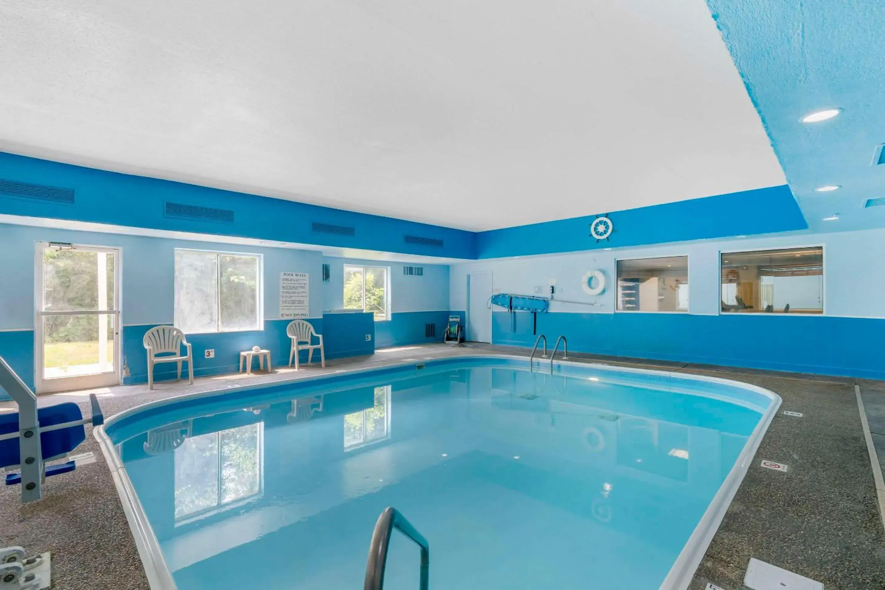 Swimming pool in Quality Suites La Grange Swimming pool in Quality Suites La Grange