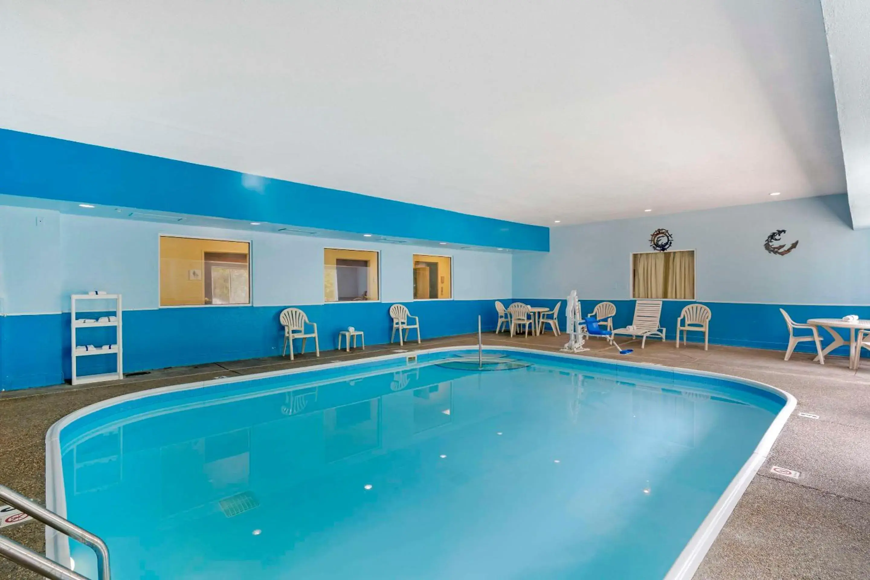 Swimming pool in Quality Suites La Grange Swimming pool in Quality Suites La Grange