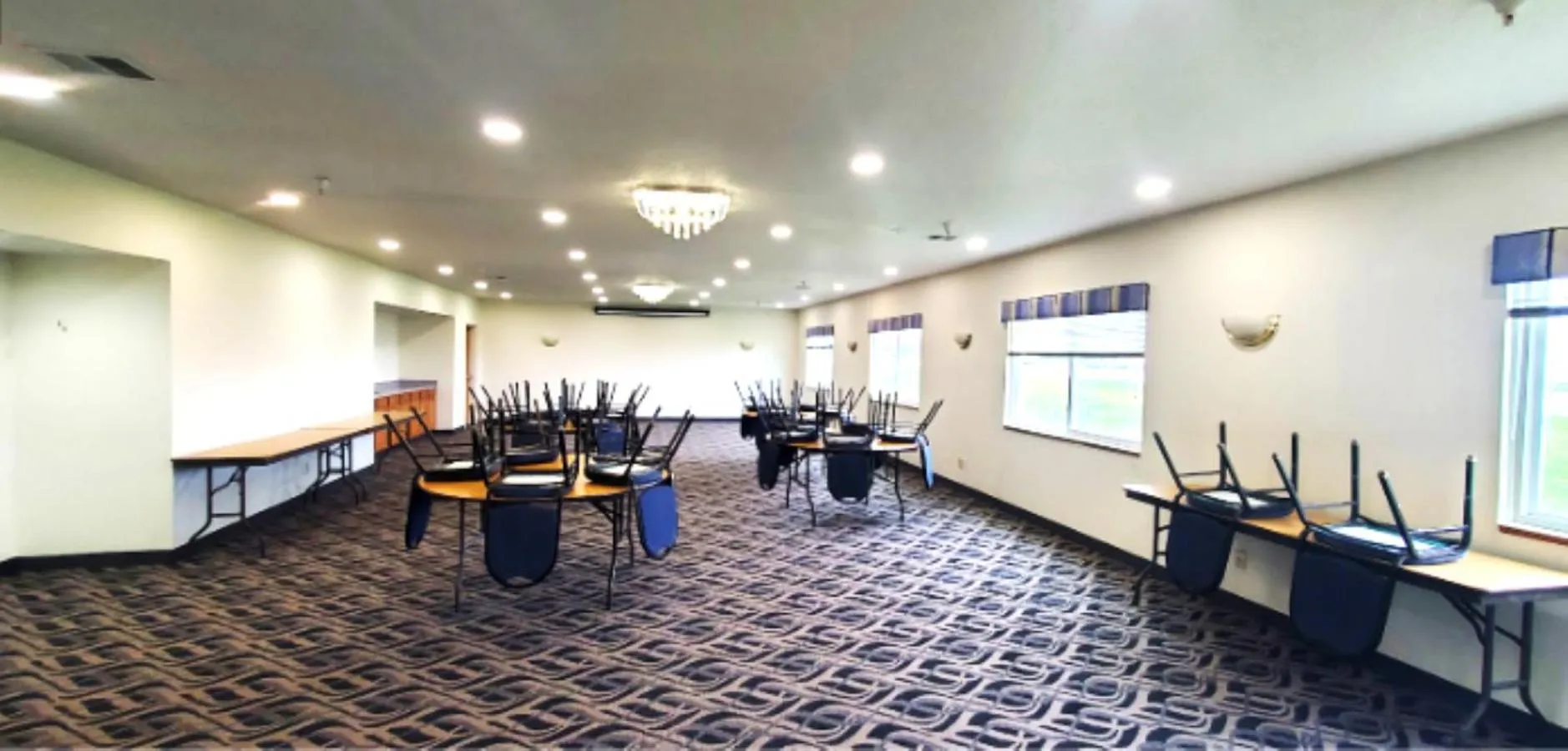 Photo of the whole room in Quality Inn & Suites Eldridge Davenport North